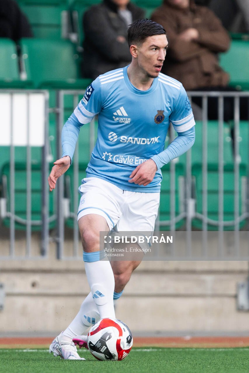 Gefles Alem Nezirevic under fotbollsmatchen i Ettan norra mellan Hammarby TFF och Gefle den 29 mars 2025 i Stockholm. 