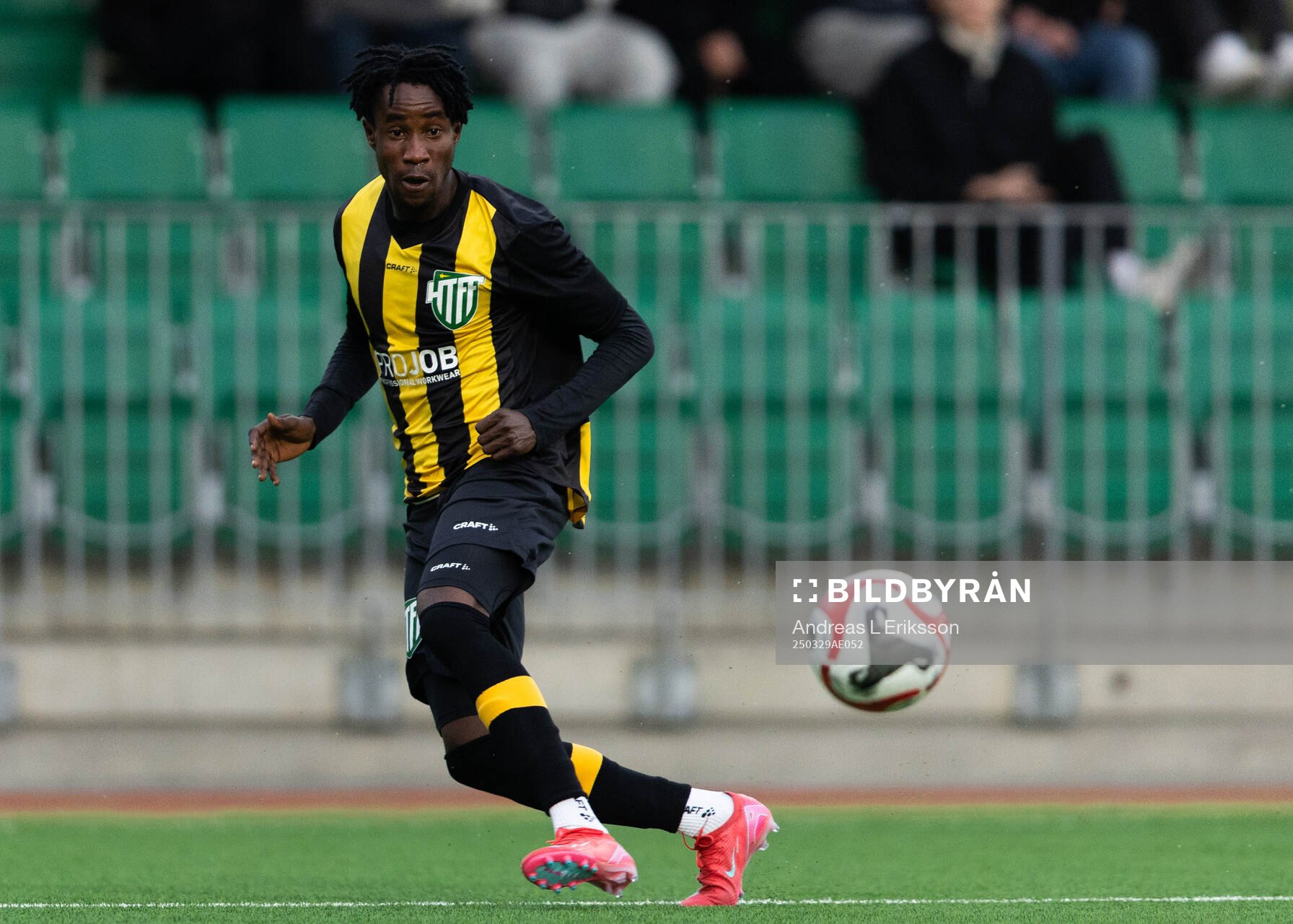 Hammarby TFFs Odera Samuel Onuchukwu Adindu under fotbollsmatchen i Ettan norra mellan Hammarby TFF och Gefle den 29 mars 2025 i Stockholm.