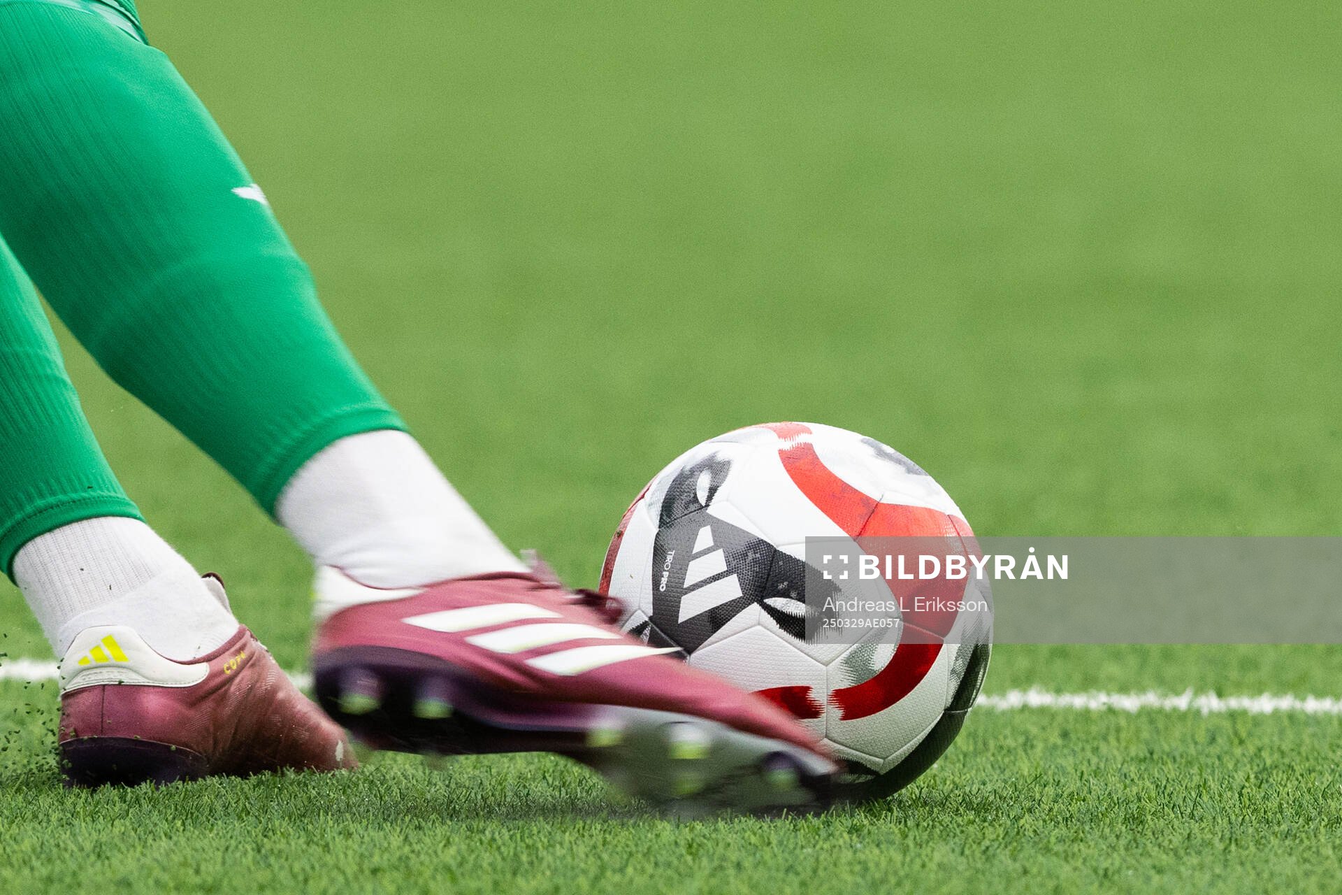 En målvakt med en utspark under fotbollsmatchen i Ettan norra mellan Hammarby TFF och Gefle den 29 mars 2025 i Stockholm. 