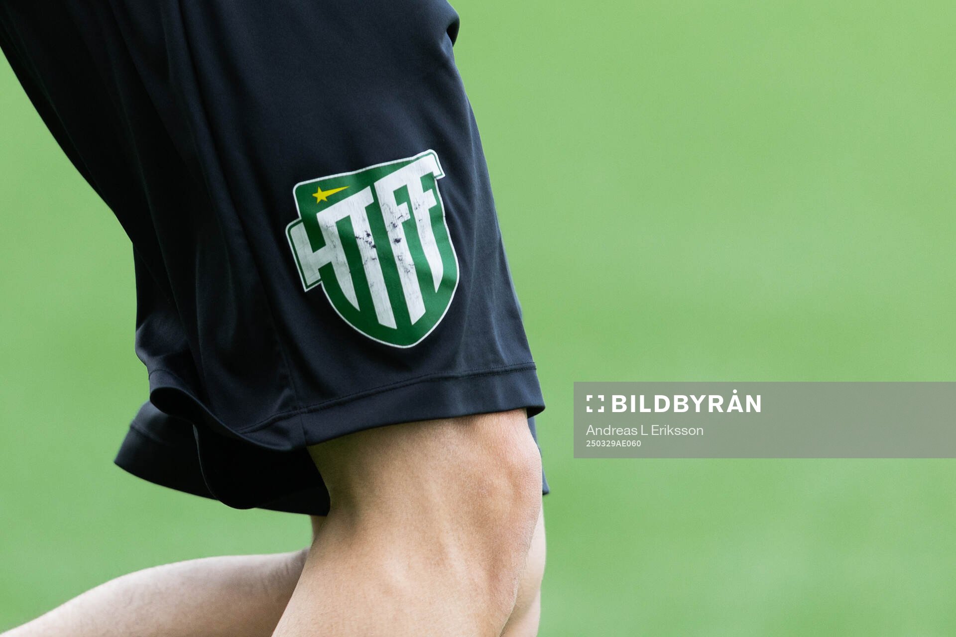 Hammarby TFFs emblem på ett par shorts