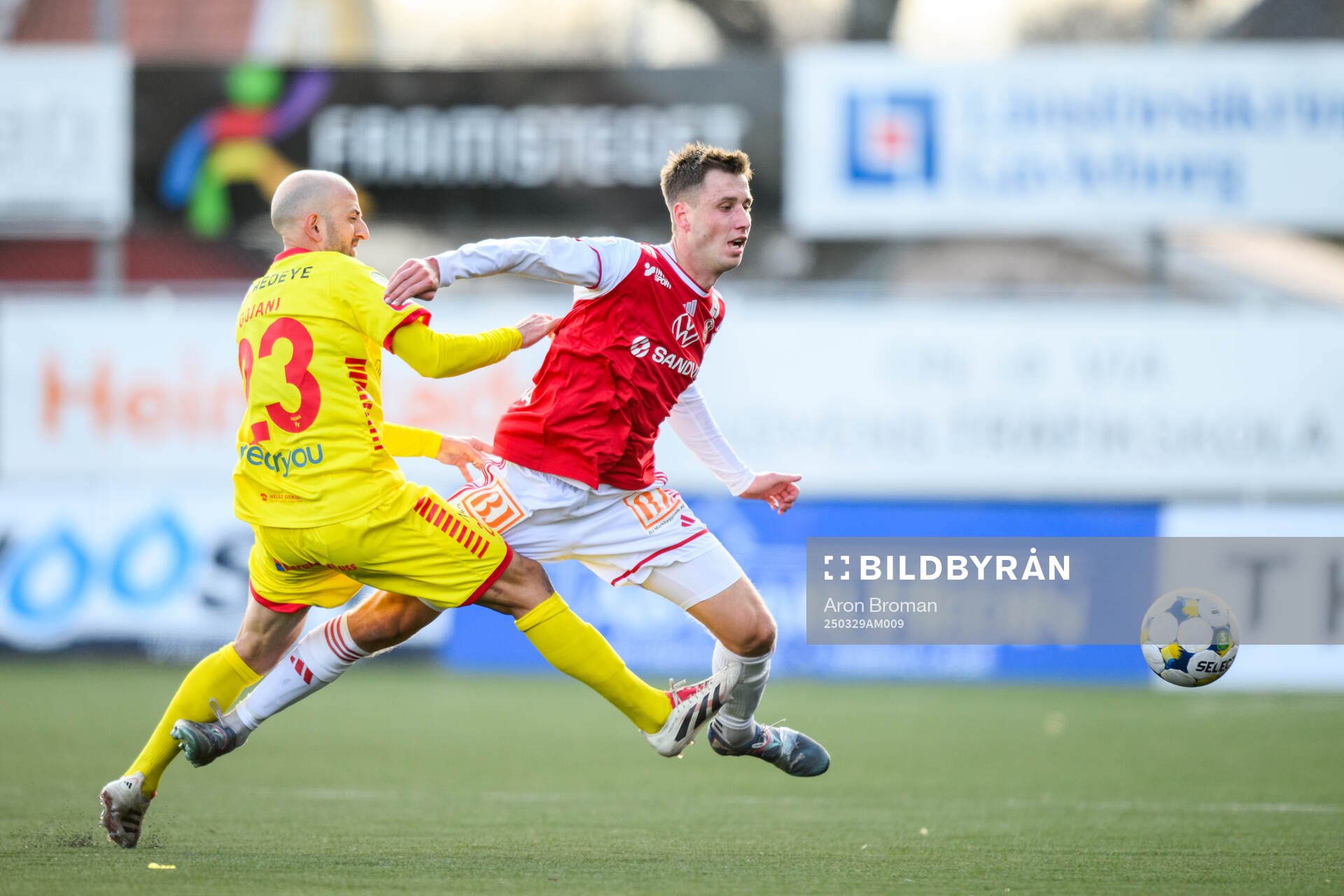 Kalmars Robert Gojani och Sandvikens IFs Filip Olsson