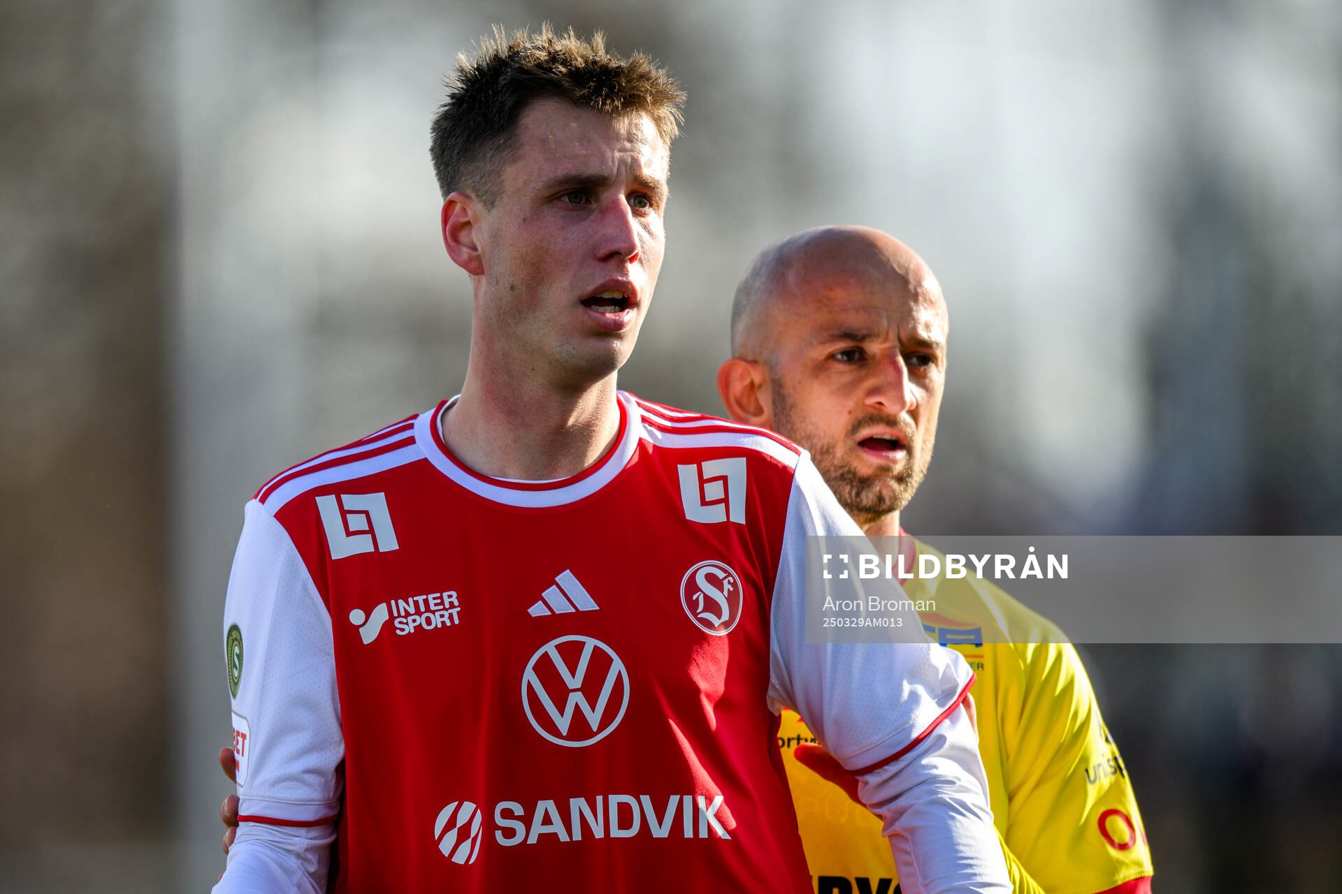 Sandvikens IFs Filip Olsson och Kalmars Robert Gojani