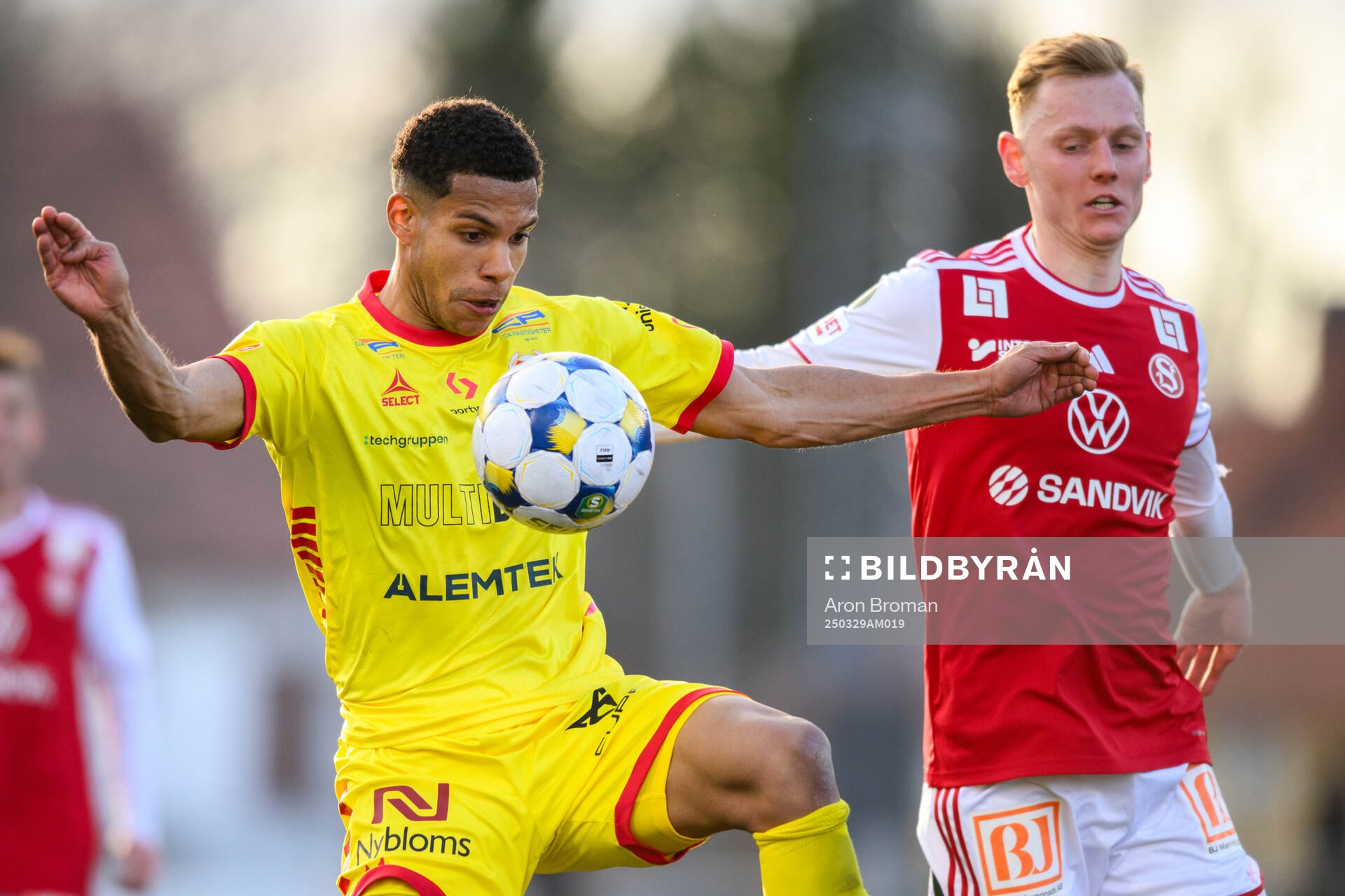 Kalmars Anthony Olusanya och Sandvikens IFs Olle Samuelsson