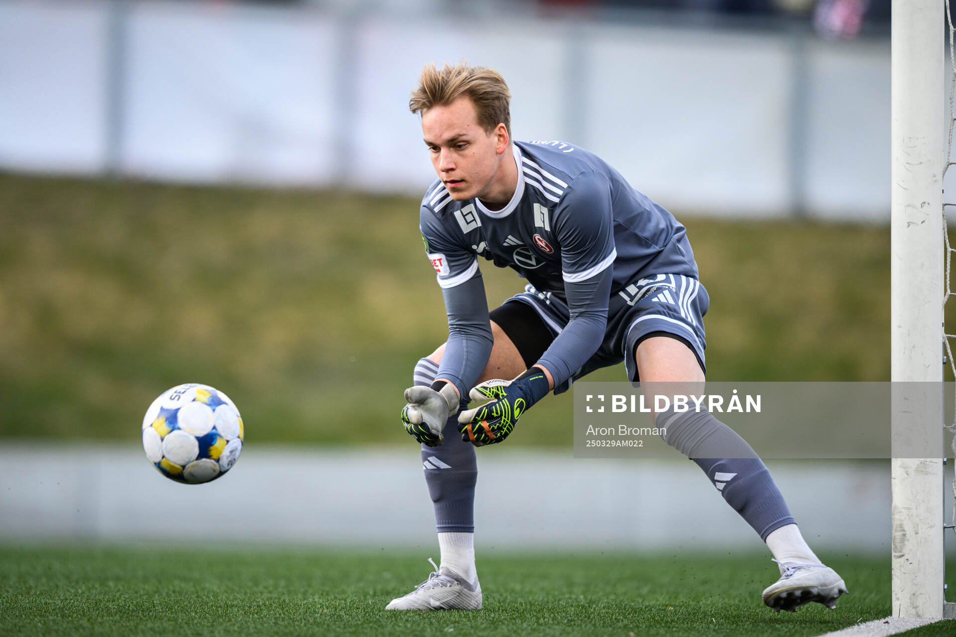 Sandvikens IFs målvakt Hannes Sveijer under fotbollsmatchen i Superettan mellan Sandvikens IF och Kalmar den 29 mars 2025 i Sandviken. 