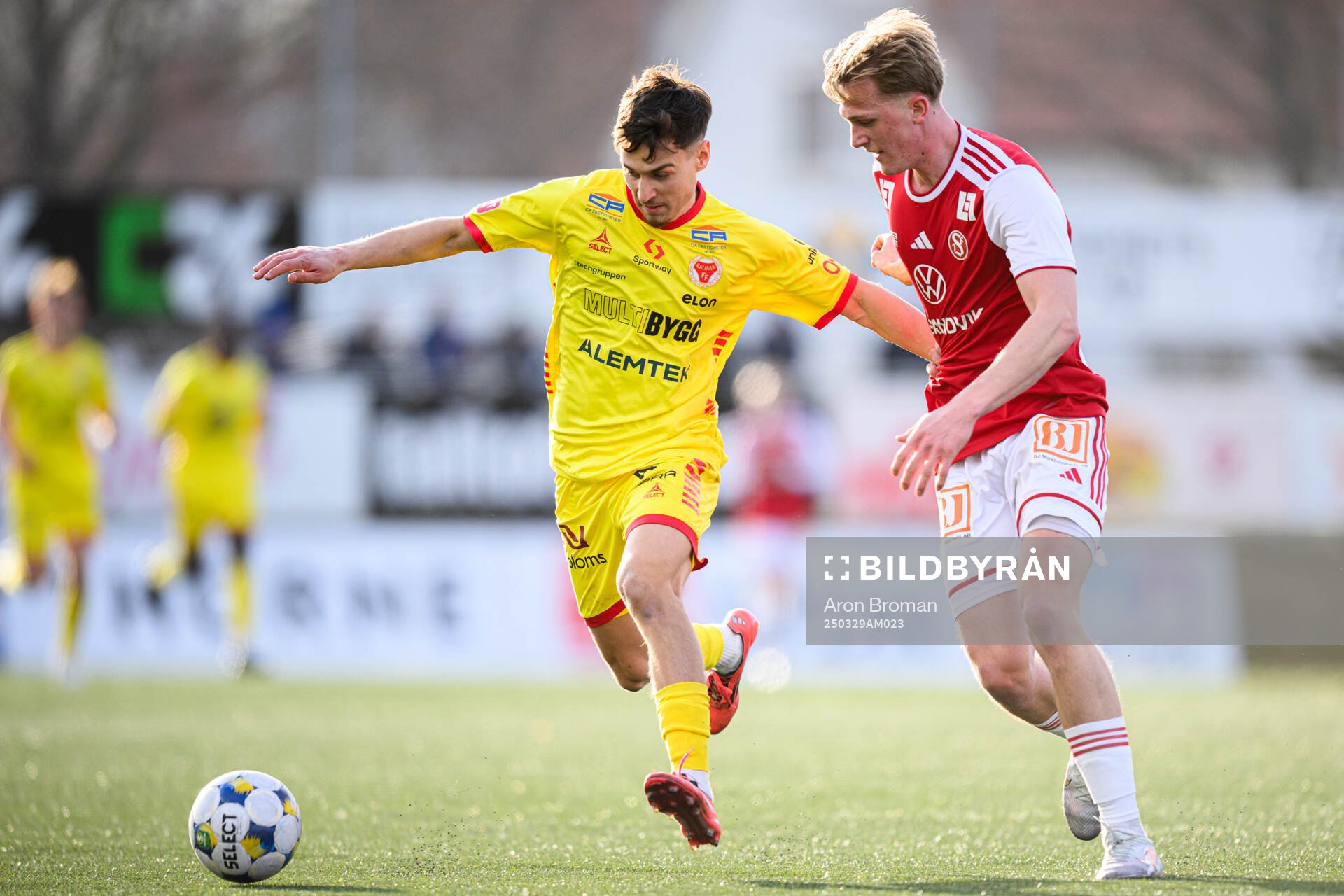 Kalmars Camil Jebara och Sandvikens IFs Olle Samuelsson under fotbollsmatchen i Superettan mellan Sandvikens IF och Kalmar den 29 mars 2025 i Sandviken.
