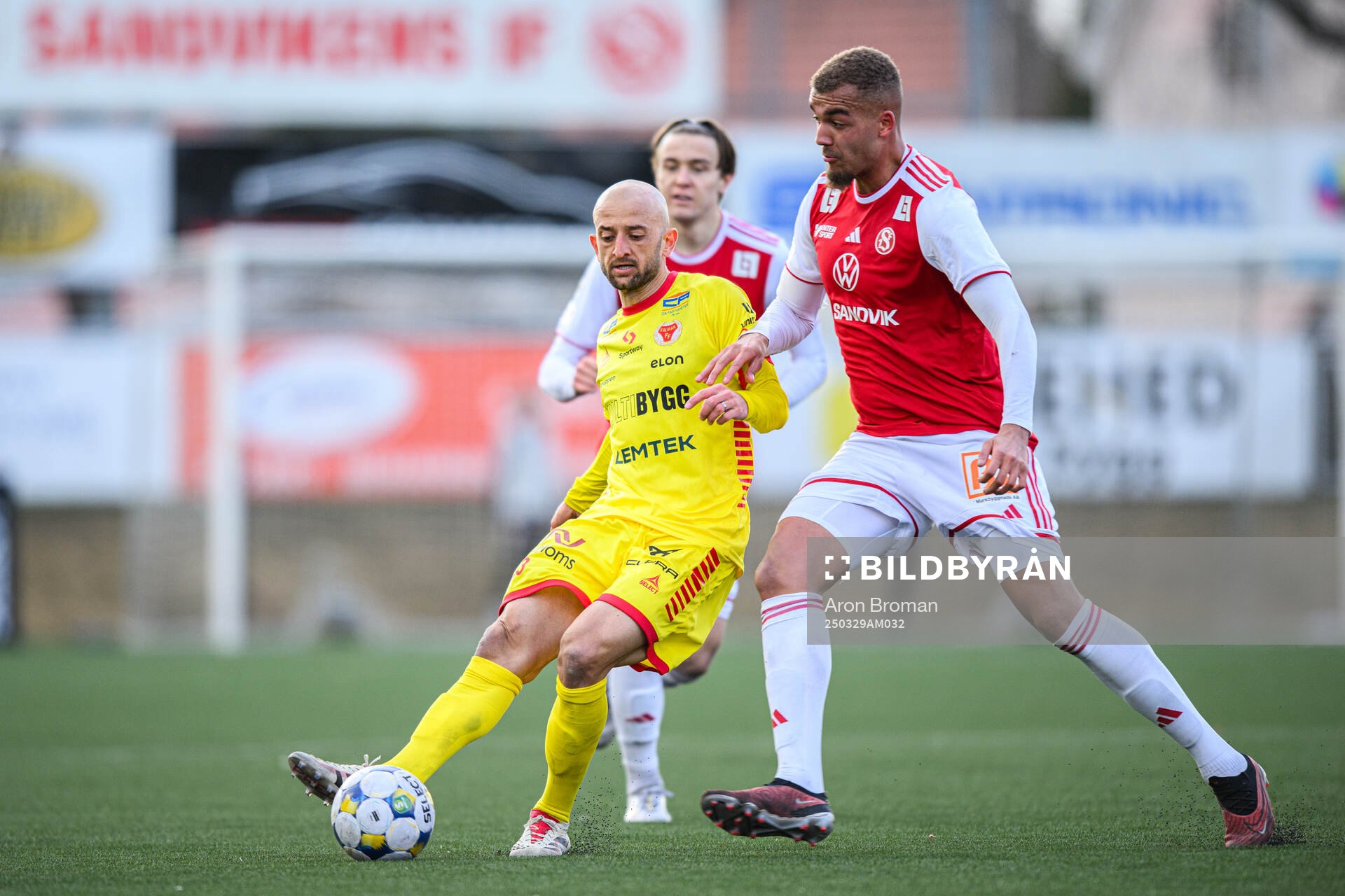 Kalmars Robert Gojani och Sandvikens IFs Kim Käck Ofordu under fotbollsmatchen i Superettan mellan Sandvikens IF och Kalmar den 29 mars 2025 i Sandviken.