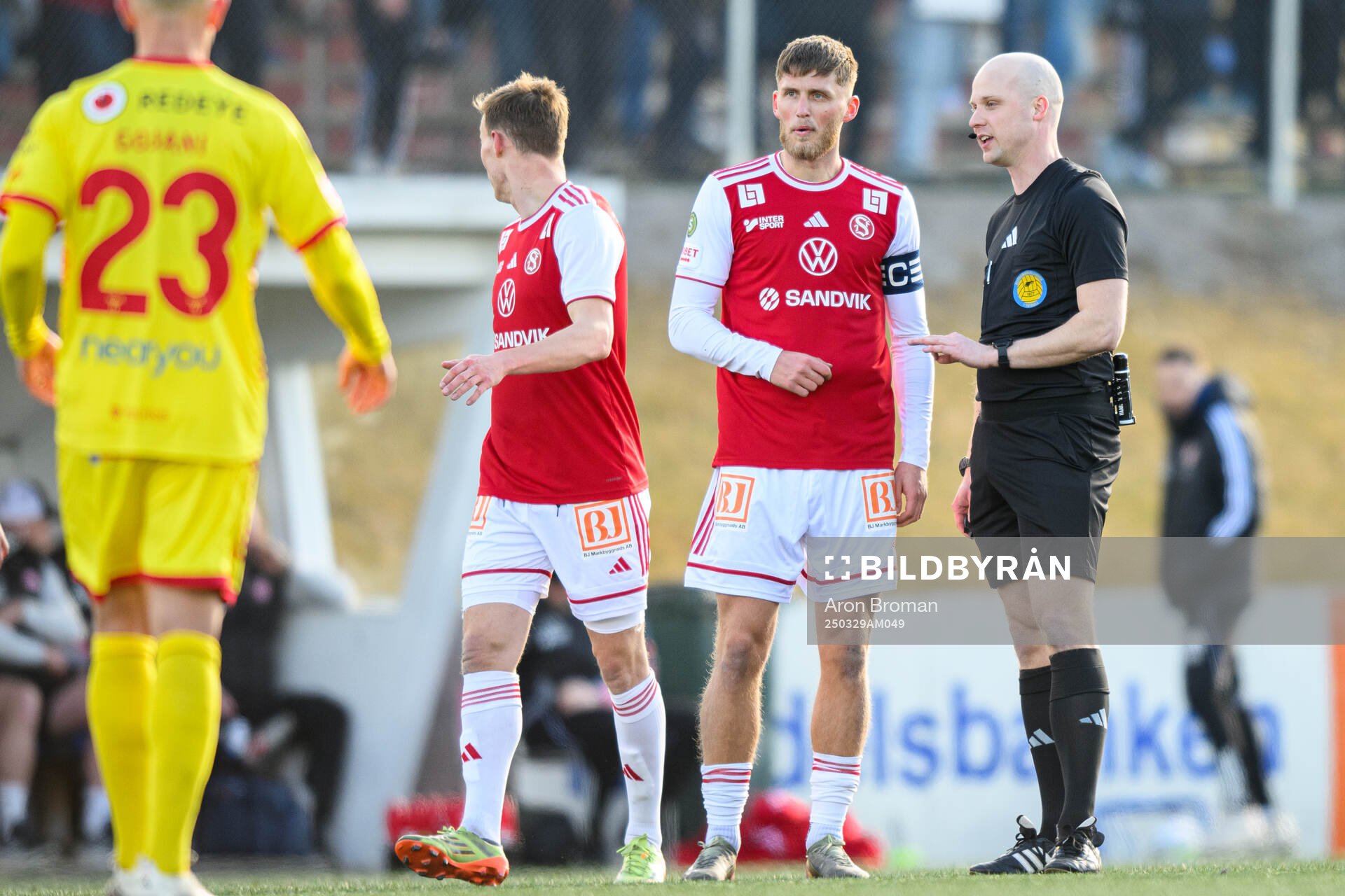 Sandvikens IFs Emil Engqvist och Domare Pontus Olofsson under fotbollsmatchen i Superettan mellan Sandvikens IF och Kalmar den 29 mars 2025 i Sandviken.