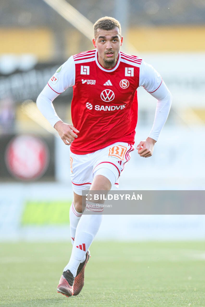 Sandvikens IFs Kim Käck Ofordu under fotbollsmatchen i Superettan mellan Sandvikens IF och Kalmar den 29 mars 2025 i Sandviken. 