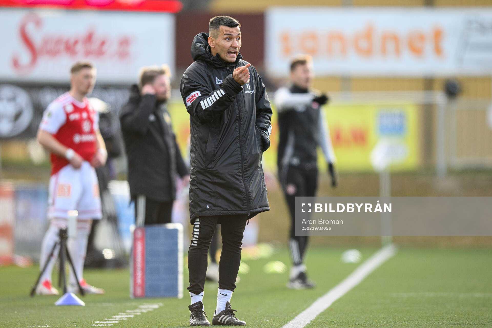 Kalmars assisterande tränare Emin Nouri under fotbollsmatchen i Superettan mellan Sandvikens IF och Kalmar den 29 mars 2025 i Sandviken. 