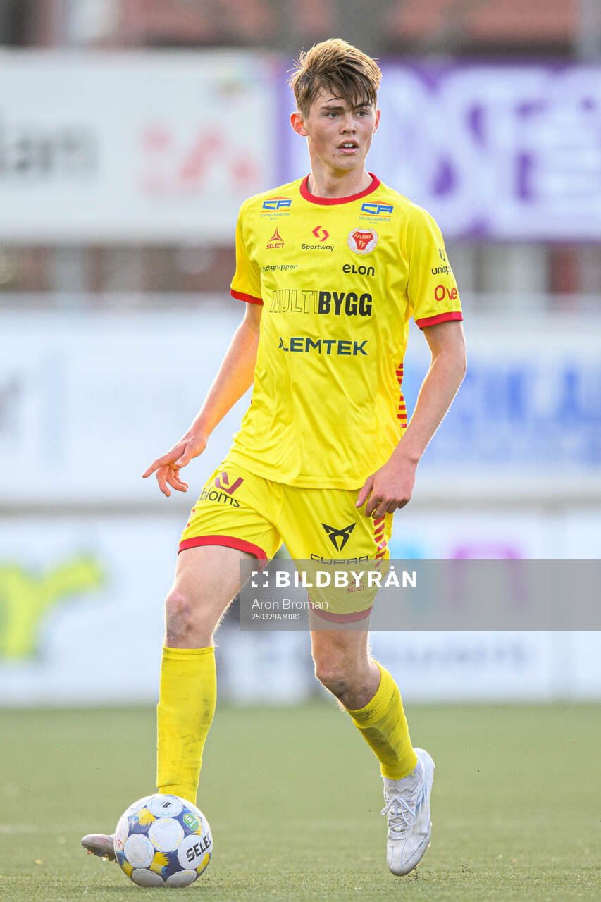 Kalmars Zakarias Råvik under fotbollsmatchen i Superettan mellan Sandvikens IF och Kalmar den 29 mars 2025 i Sandviken. 