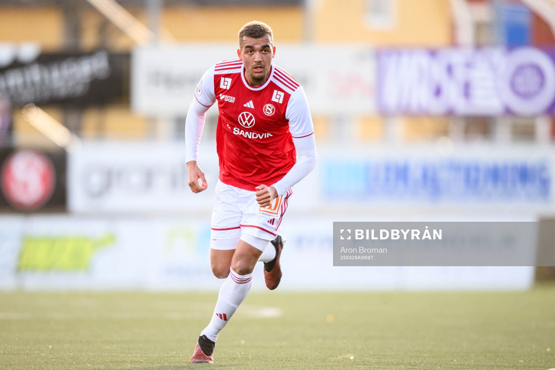 Sandvikens IFs Kim Käck Ofordu under fotbollsmatchen i Superettan mellan Sandvikens IF och Kalmar den 29 mars 2025 i Sandviken. 