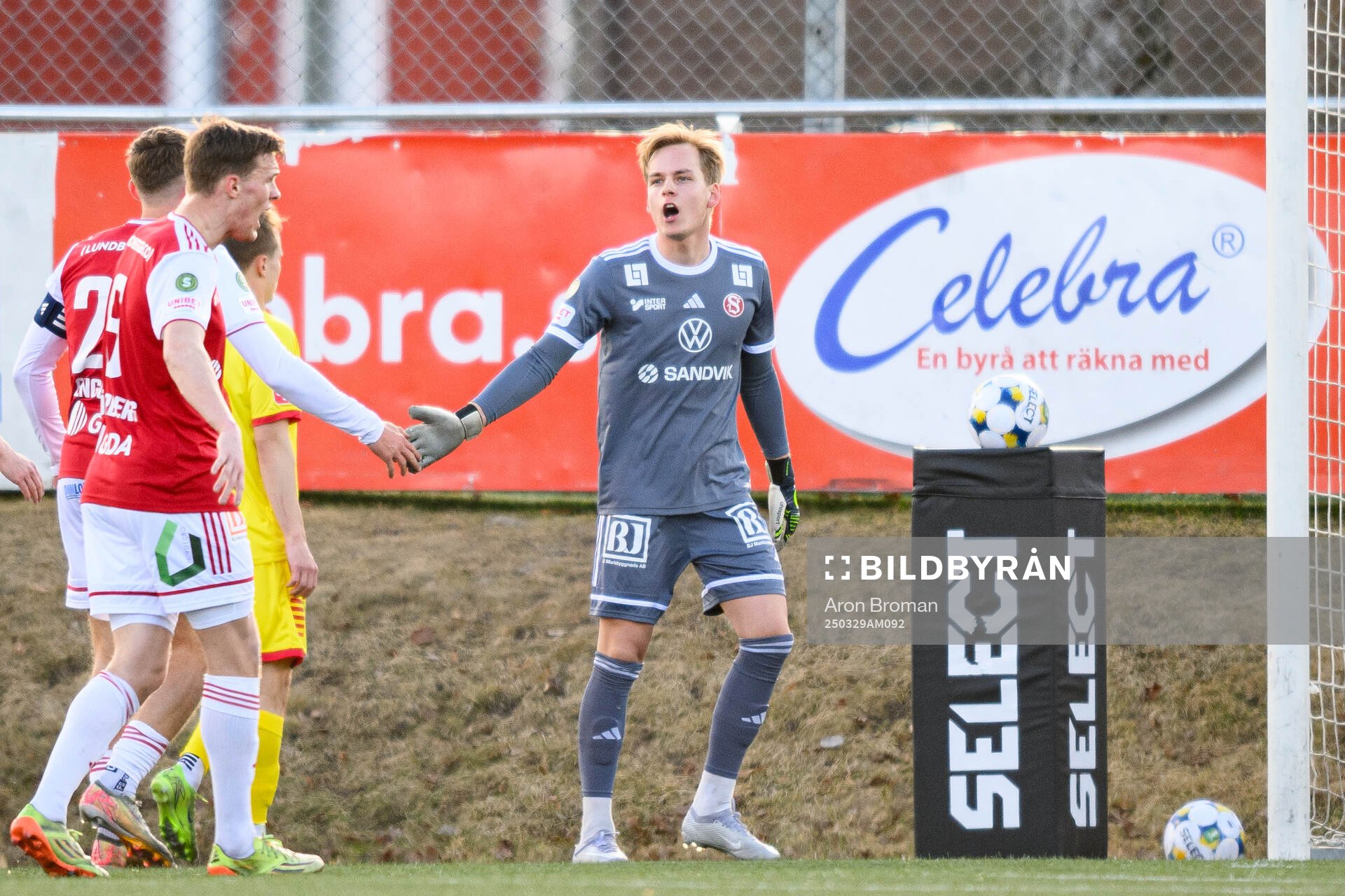 Sandvikens IFs målvakt Hannes Sveijer under fotbollsmatchen i Superettan mellan Sandvikens IF och Kalmar den 29 mars 2025 i Sandviken. 