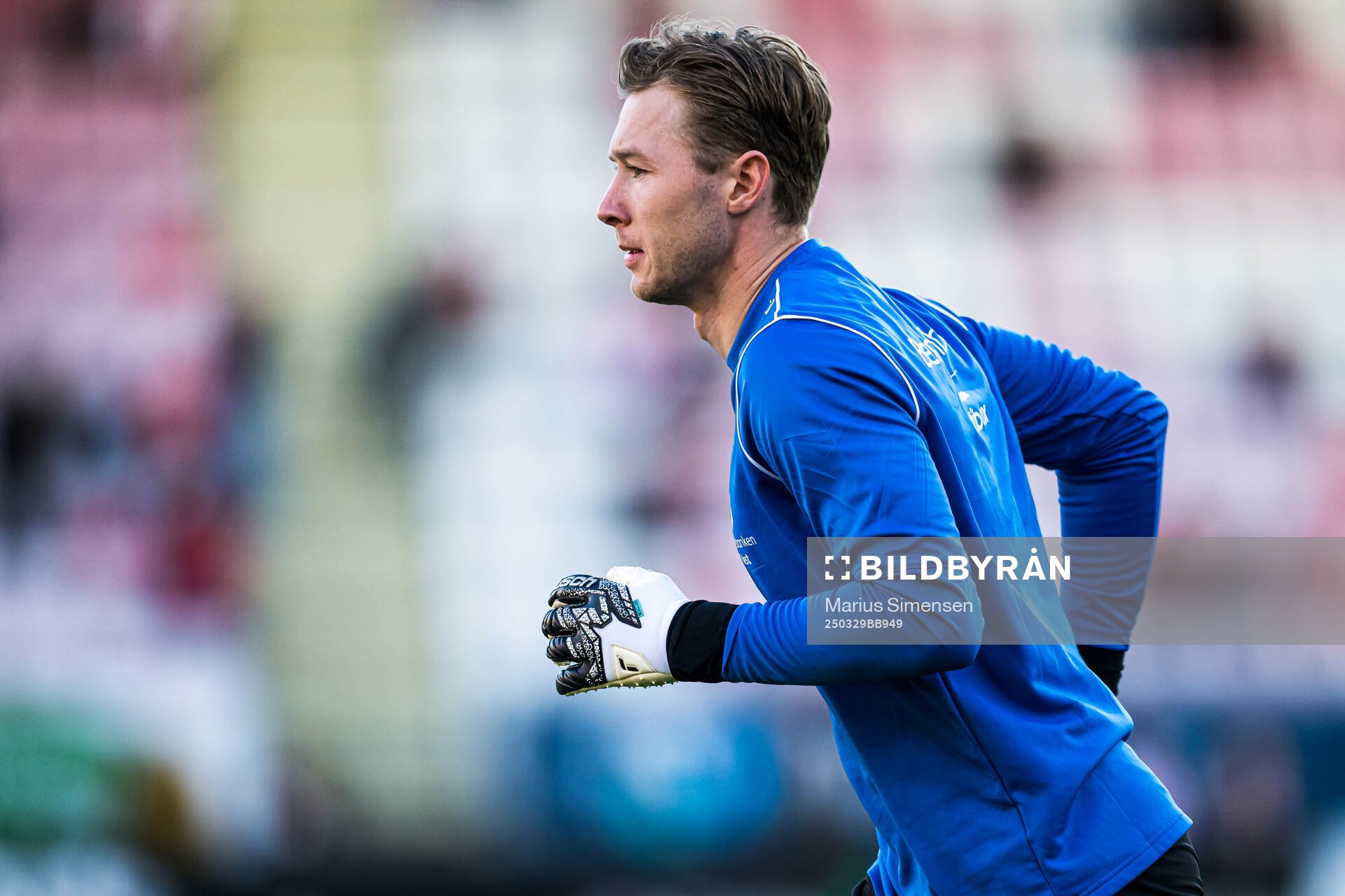 Mathias Dyngeland of Brann warms up