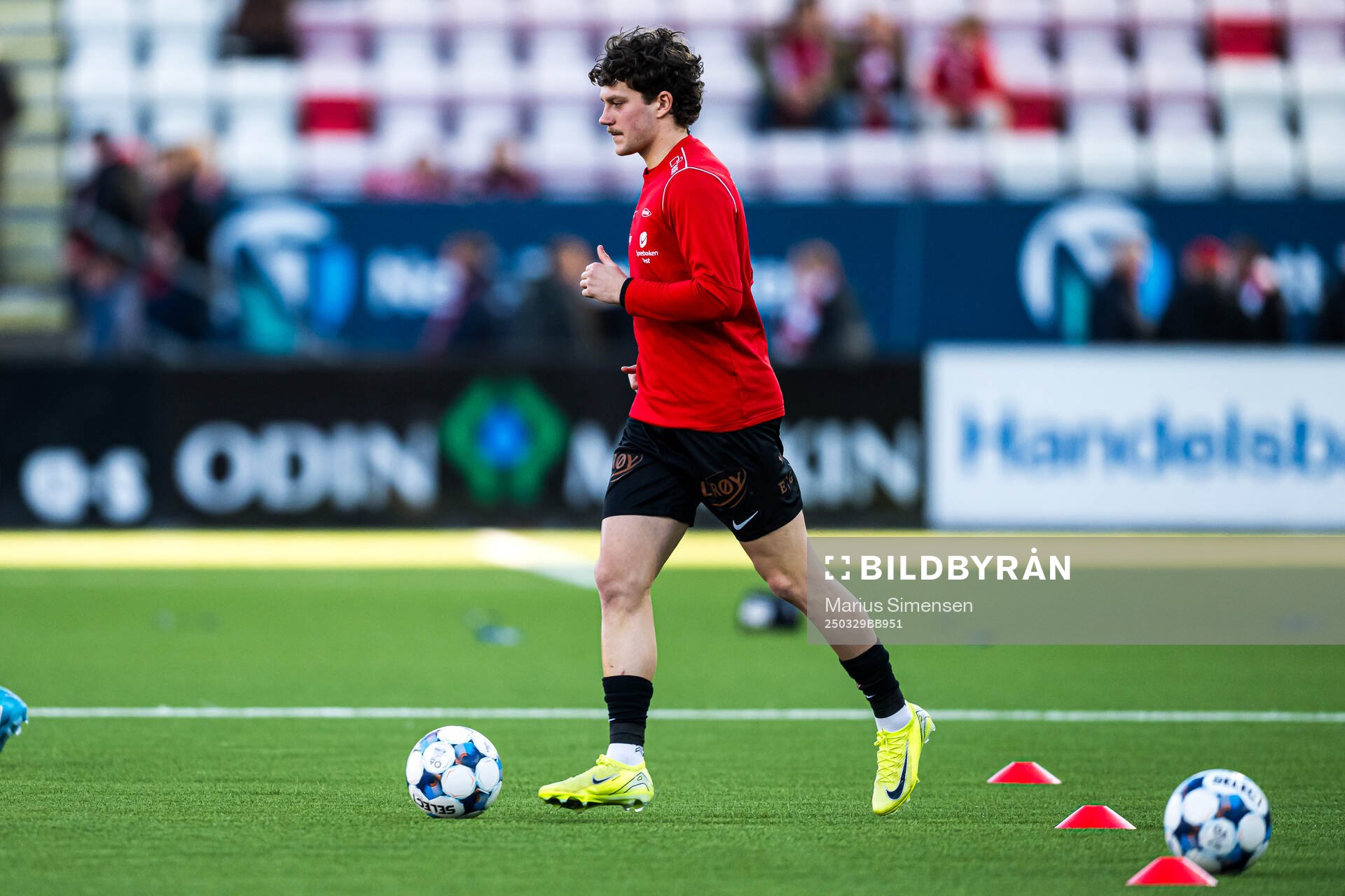 Denzel De Roeve of Brann warms up
