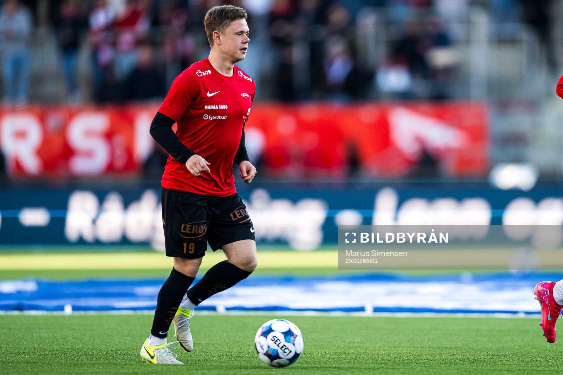 Eggert Aron Gudmundsson of Brann warms up