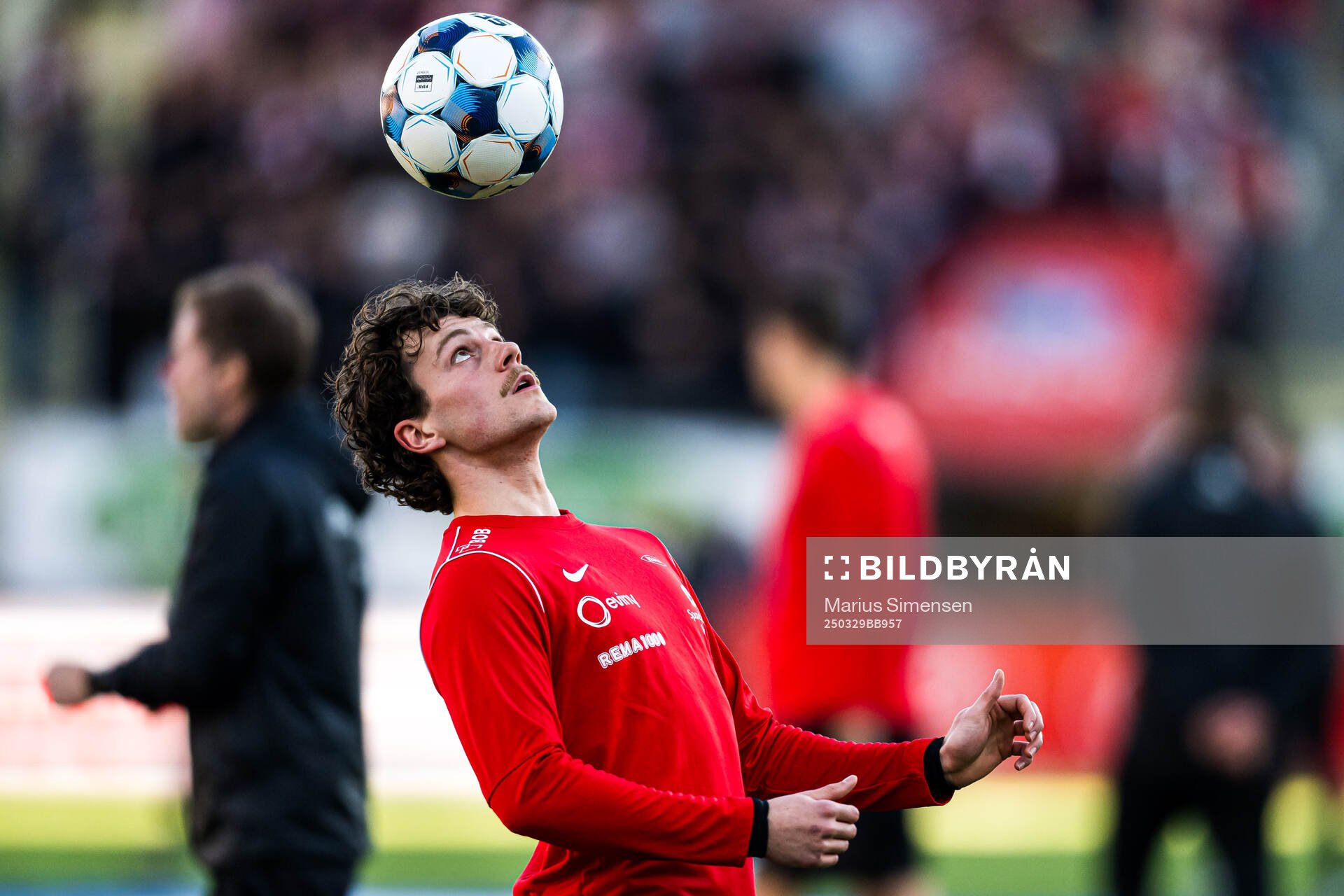 Denzel De Roeve of Brann warms up