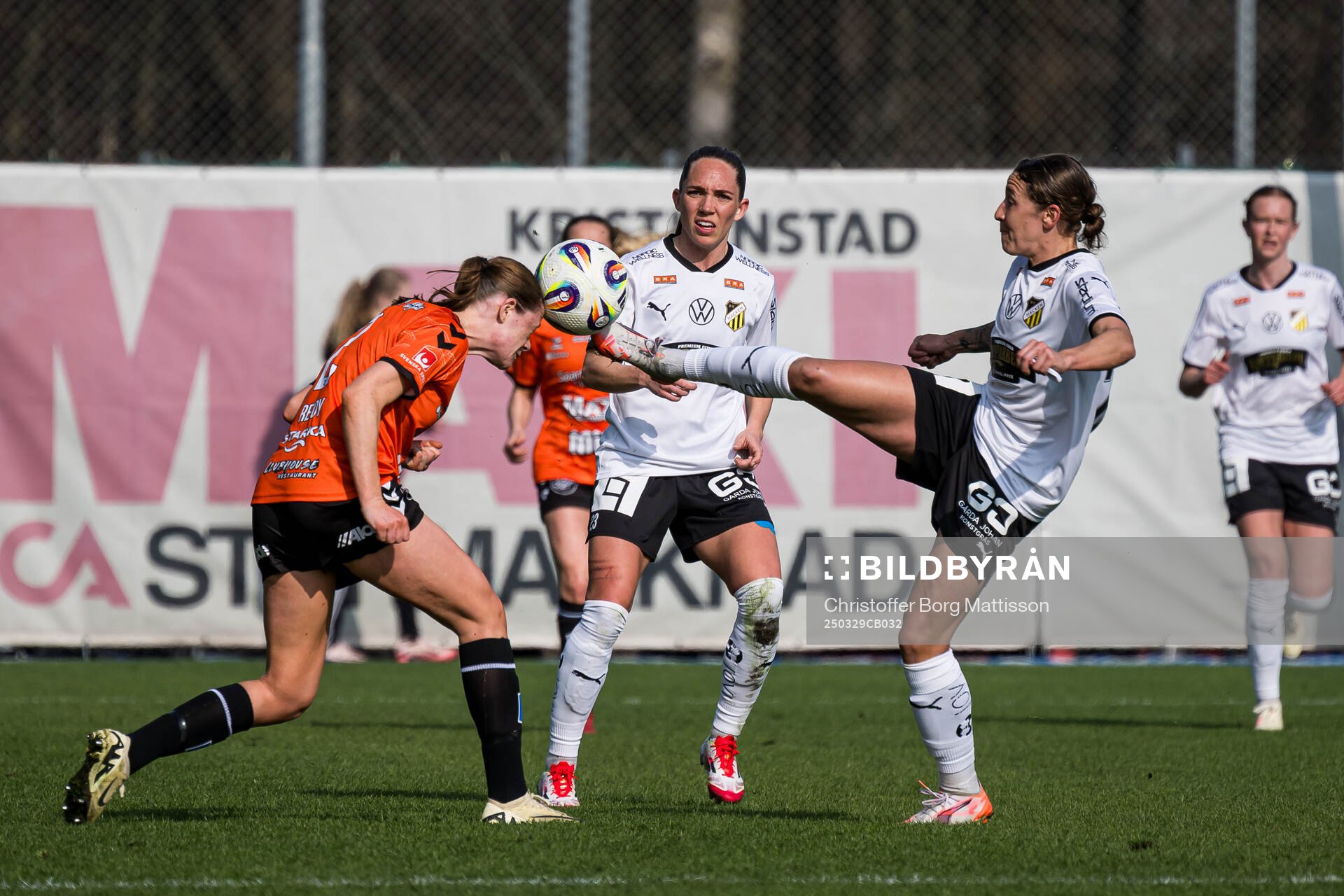 Kristianstads Sofia Reidy, Häckens Elin Rubensson och Tabby Tindell under fotbollsmatchen i Damallsvenskan mellan Kristianstad och Häcken den 29 mars 2025 i Kristianstad.