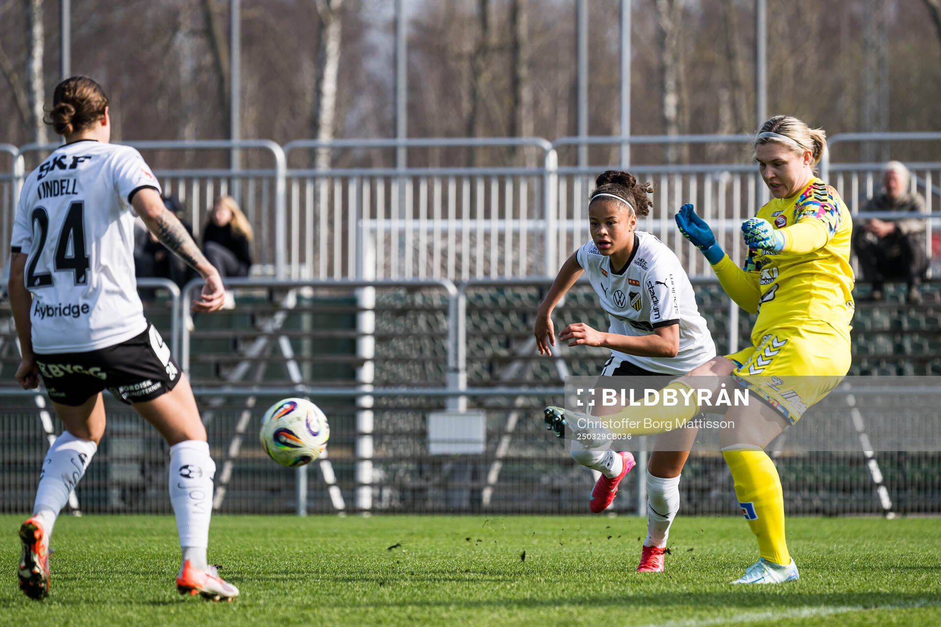 Häckens Felicia Schröder och Kristianstads målvakt Moa
