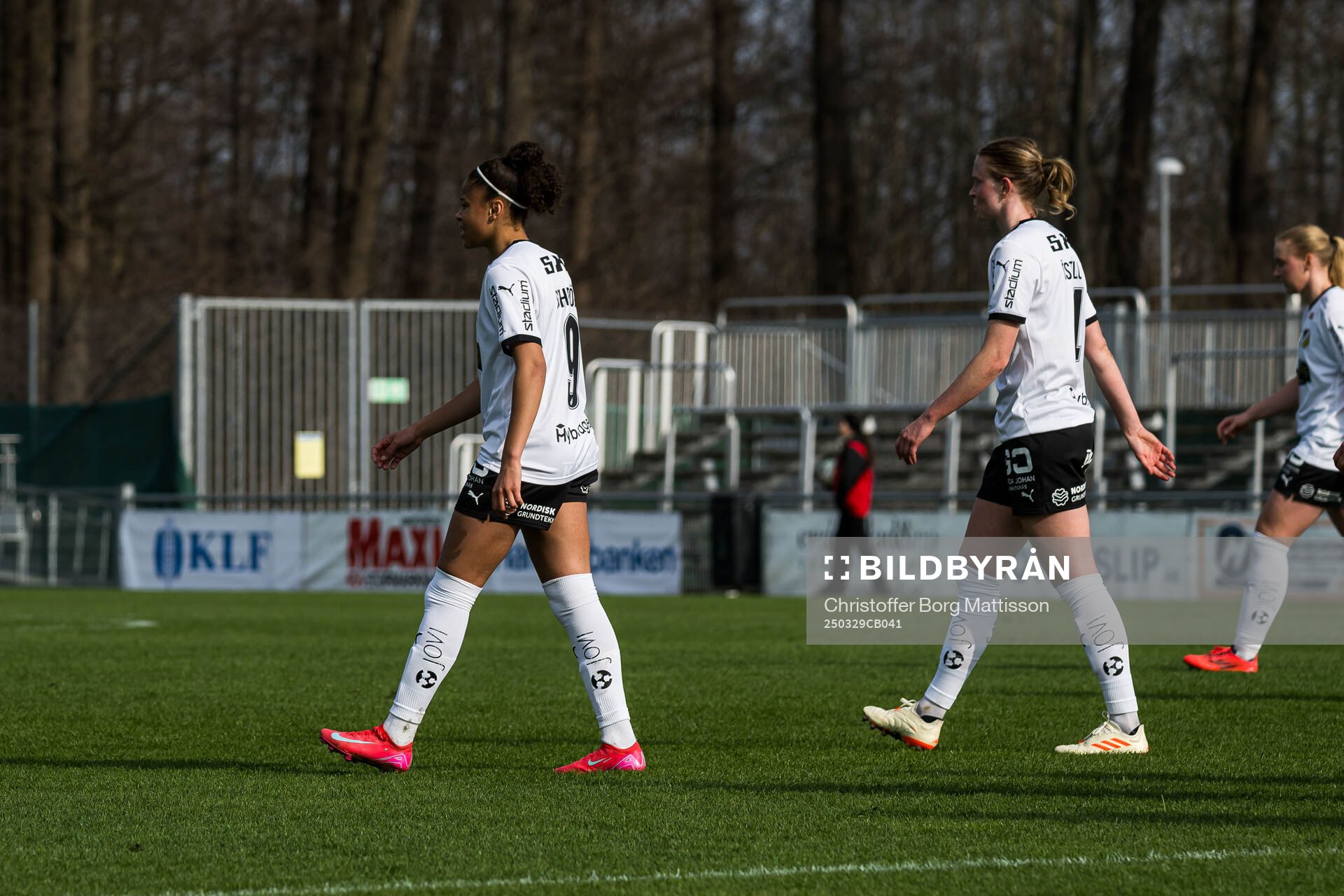 Häckens Felicia Schröder och Emma Östlund deppar