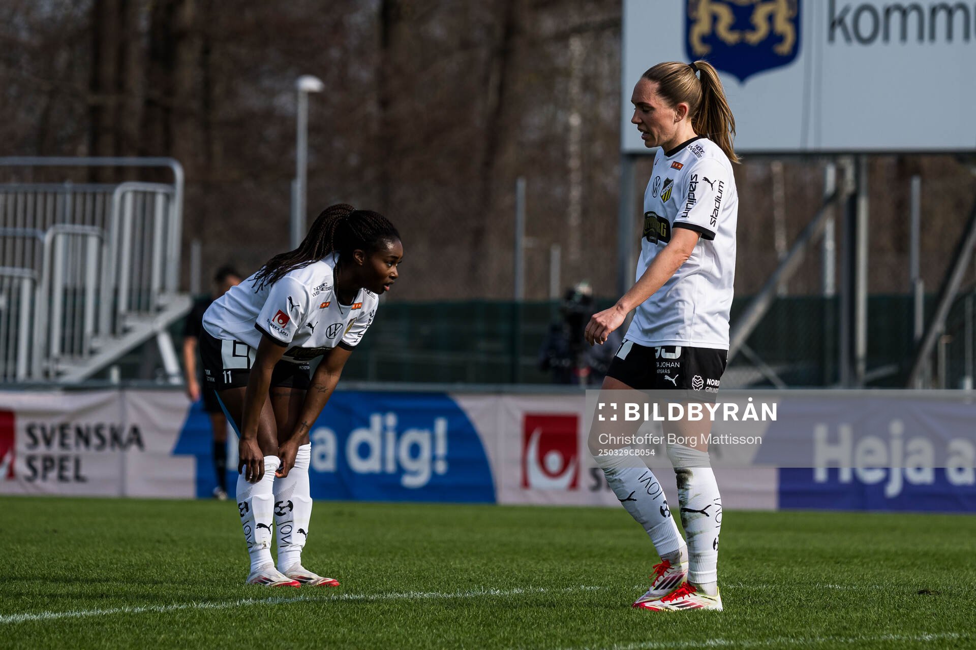 Häckens Monica Jusu Bah och Elin Rubensson deppar