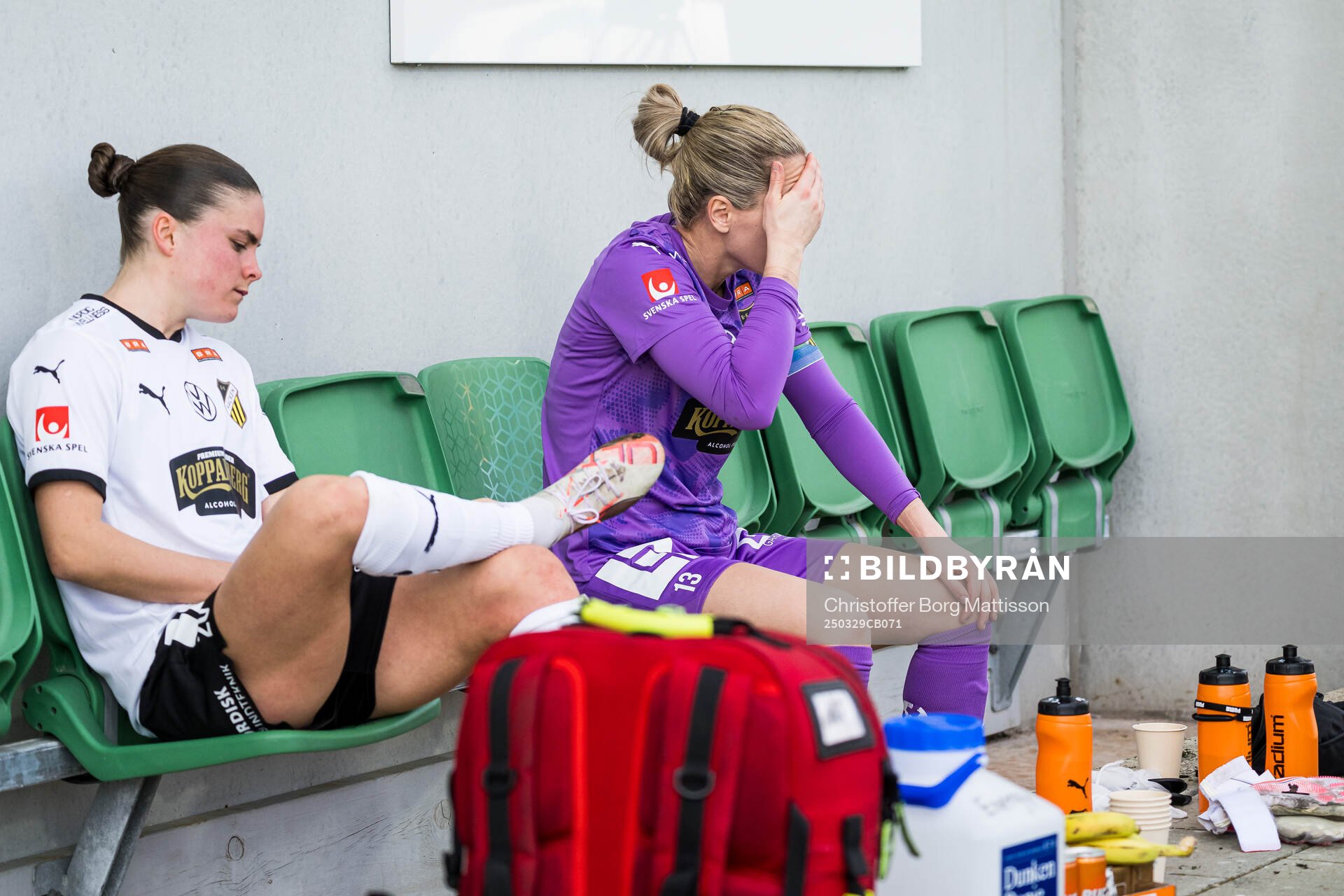 Häckens Hanna Wijk och målvakt Jennifer Falk deppar