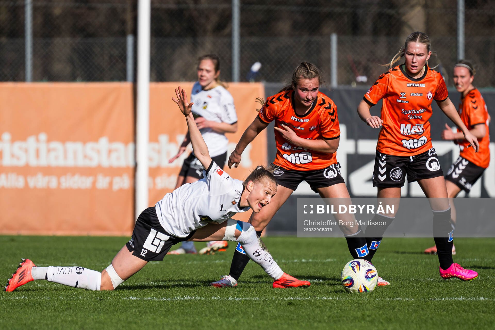 Häckens Stine Sandbech och Kristianstads Alexandra Johannsdottir under fotbollsmatchen i Damallsvenskan mellan Kristianstad och Häcken den 29 mars 2025 i Kristianstad.