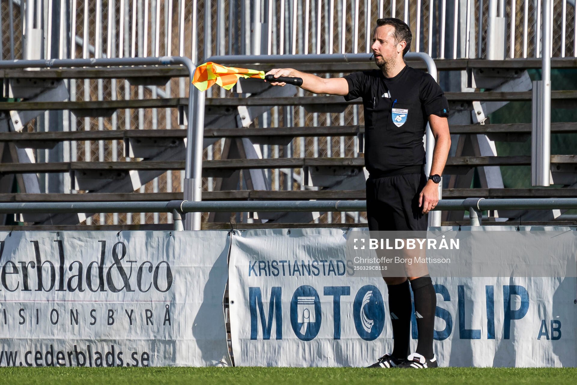 Assisterande domare Magnus Blennersjö dömer offside