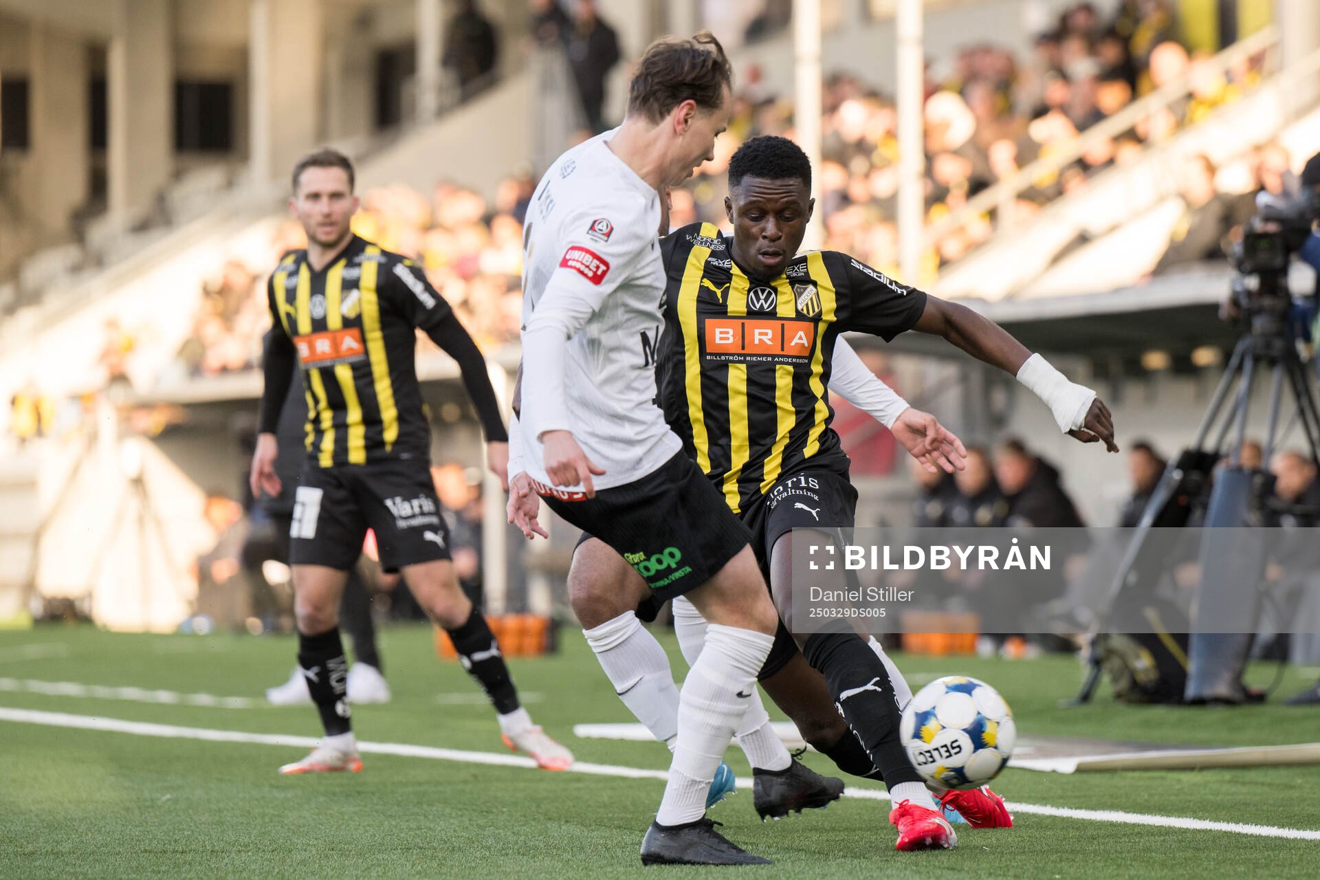 Brommapojkarnas Rasmus Örqvist och Häckens Zeidane Inoussa