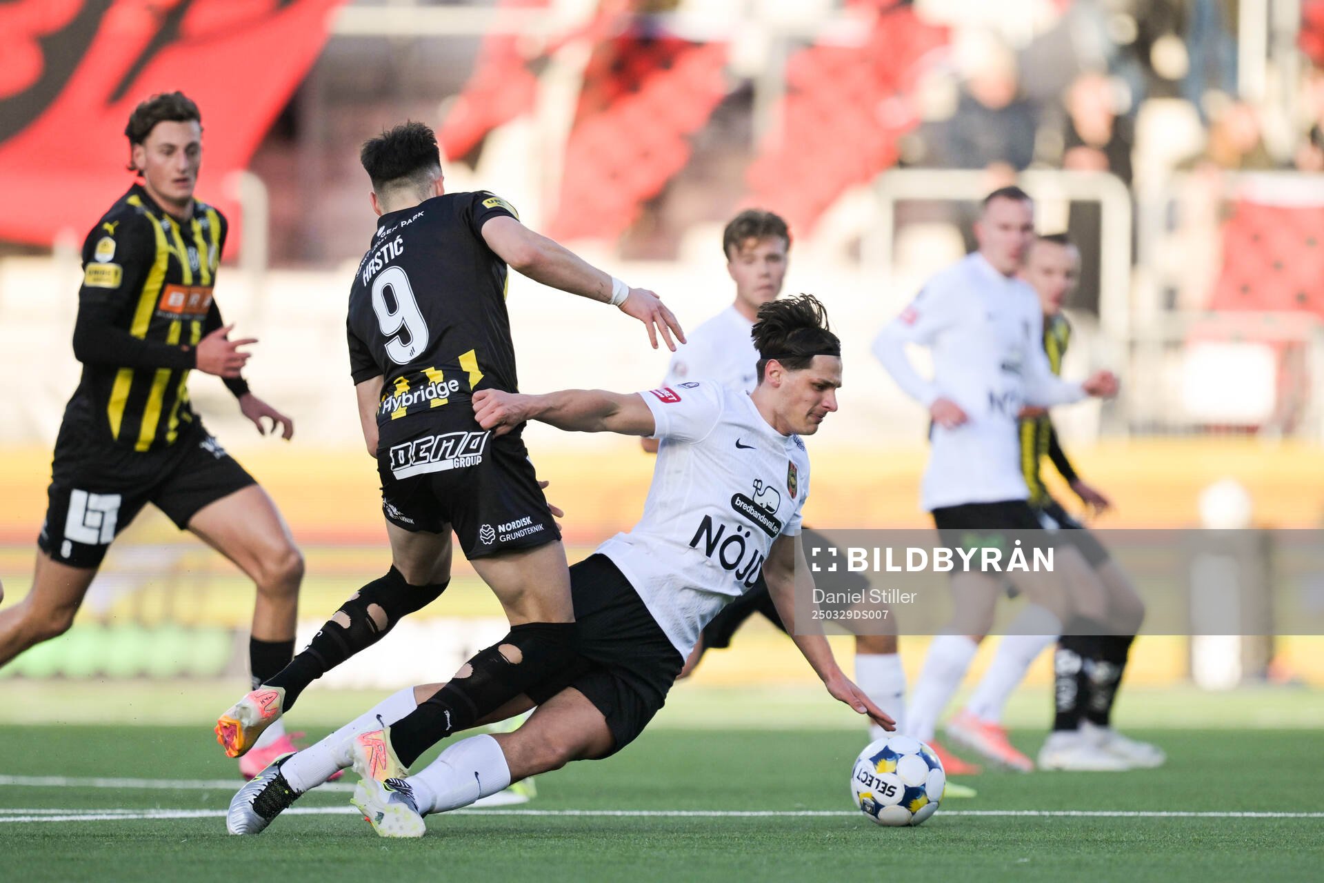Häckens Srdjan Hrstic och Brommapojkarnas Kevin Ackermann under fotbollsmatchen i Allsvenskan mellan Häcken och Brommapojkarna den 29 mars 2025 i Göteborg.