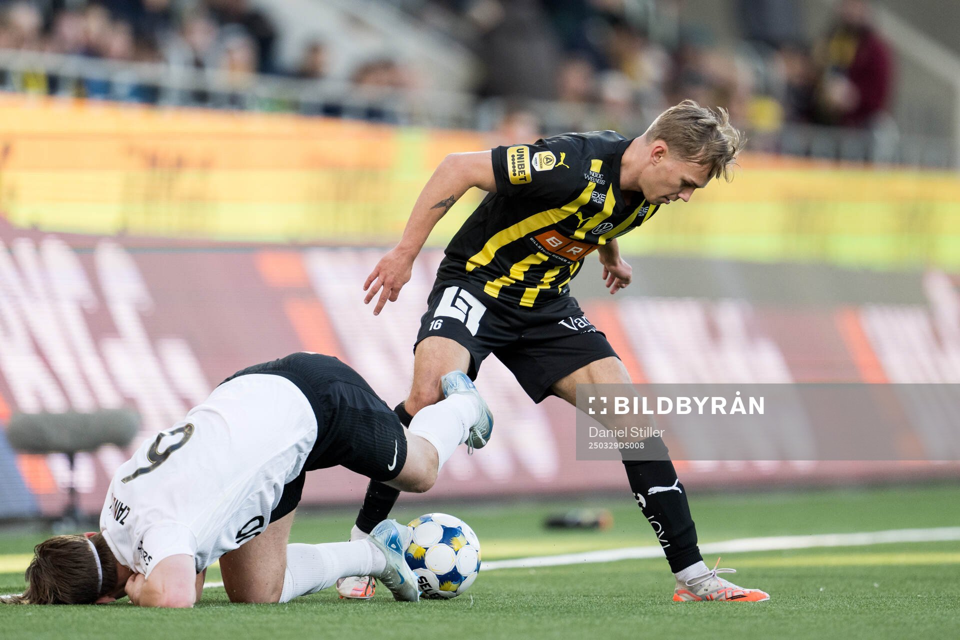 Brommapojkarnas Oliver Zandén och Häckens Pontus Dahbo