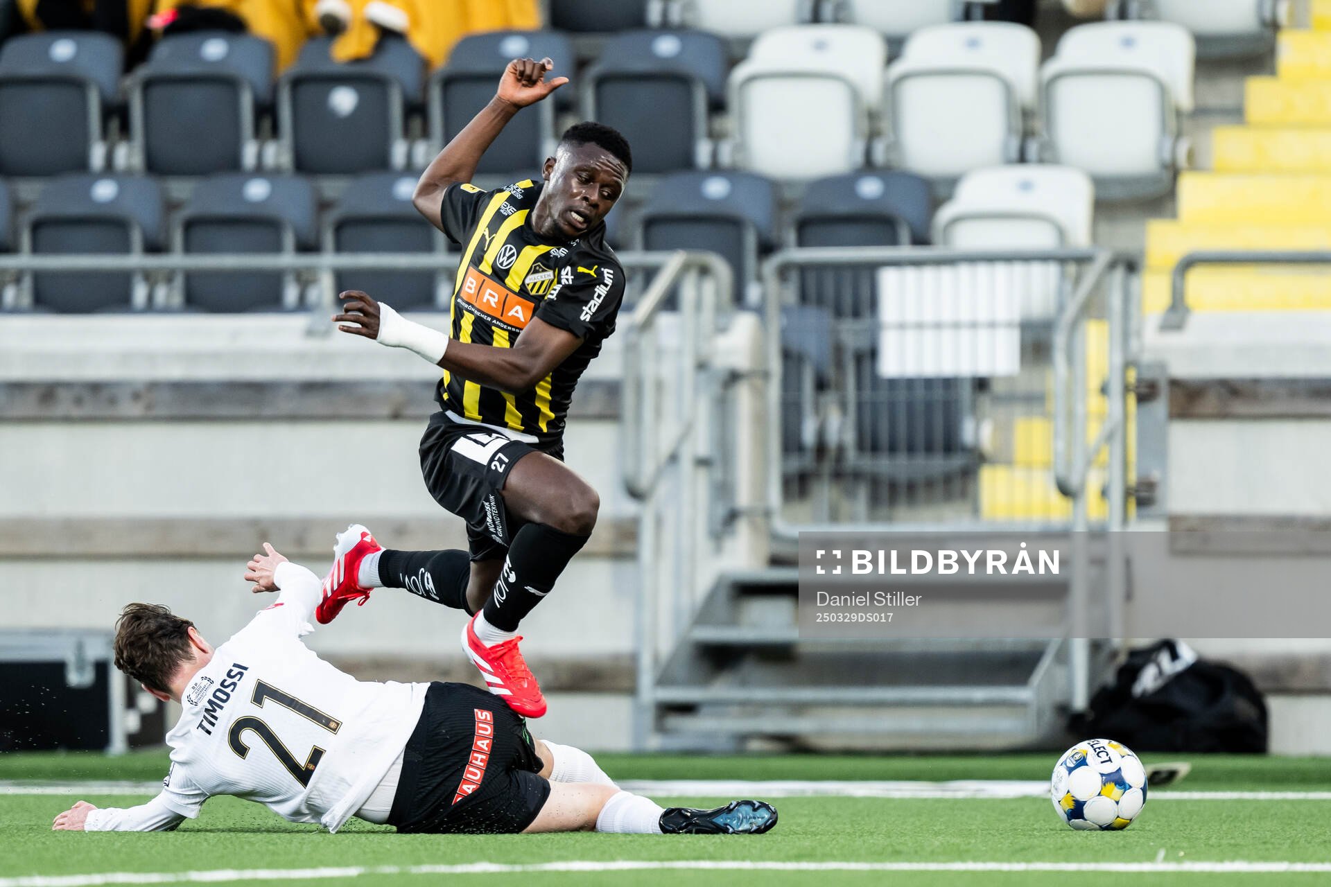 Brommapojkarnas Alex Timossi Andersson och Häckens Zeidane