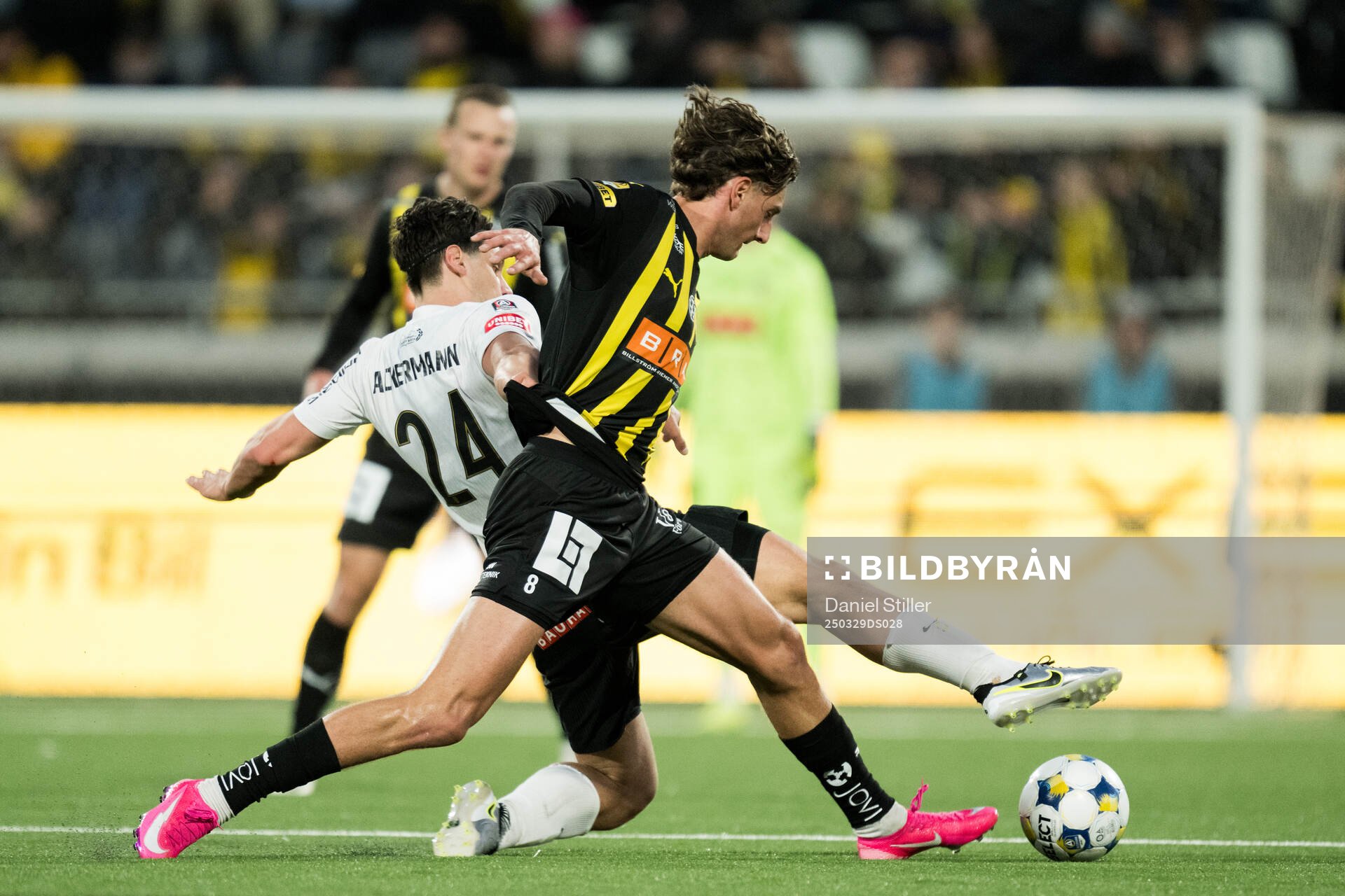 Brommapojkarnas Kevin Ackermann och Häckens Silas Andersen