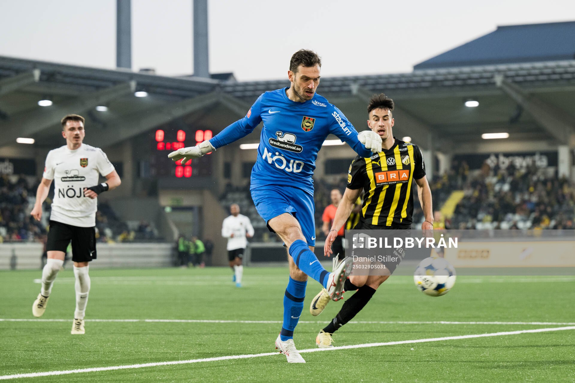 Brommapojkarnas målvakt Davor Blazevic och Häckens Srdjan