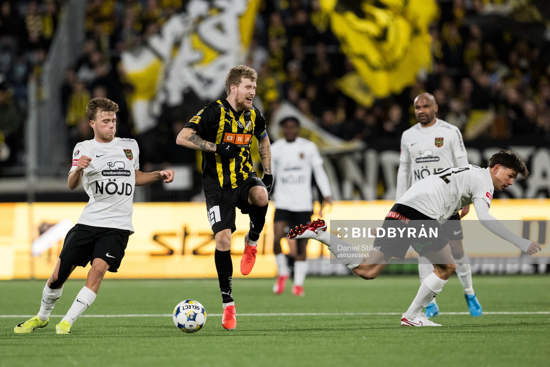 Brommapojkarnas Wilmer Odefalk och Häckens Simon Gustafson