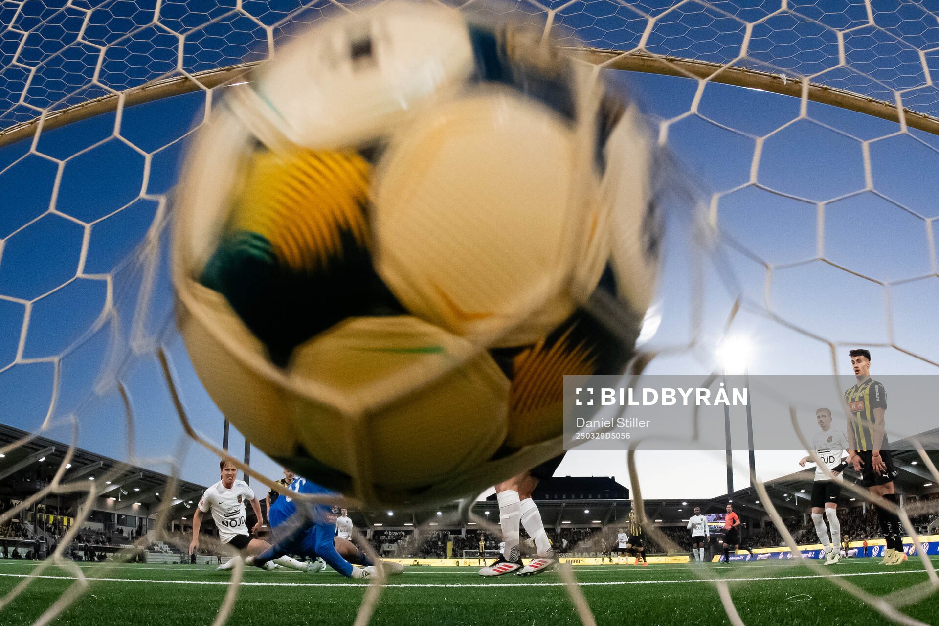Bollen går in i mål när Häckens Amor Layouni gör 1-0