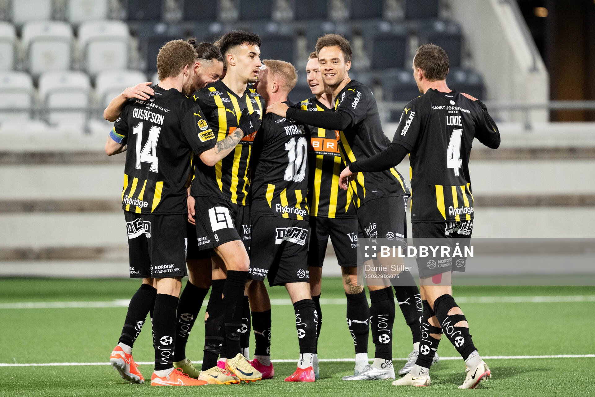 Häckens Srdjan Hrstic och Leo Väisänen jublar
