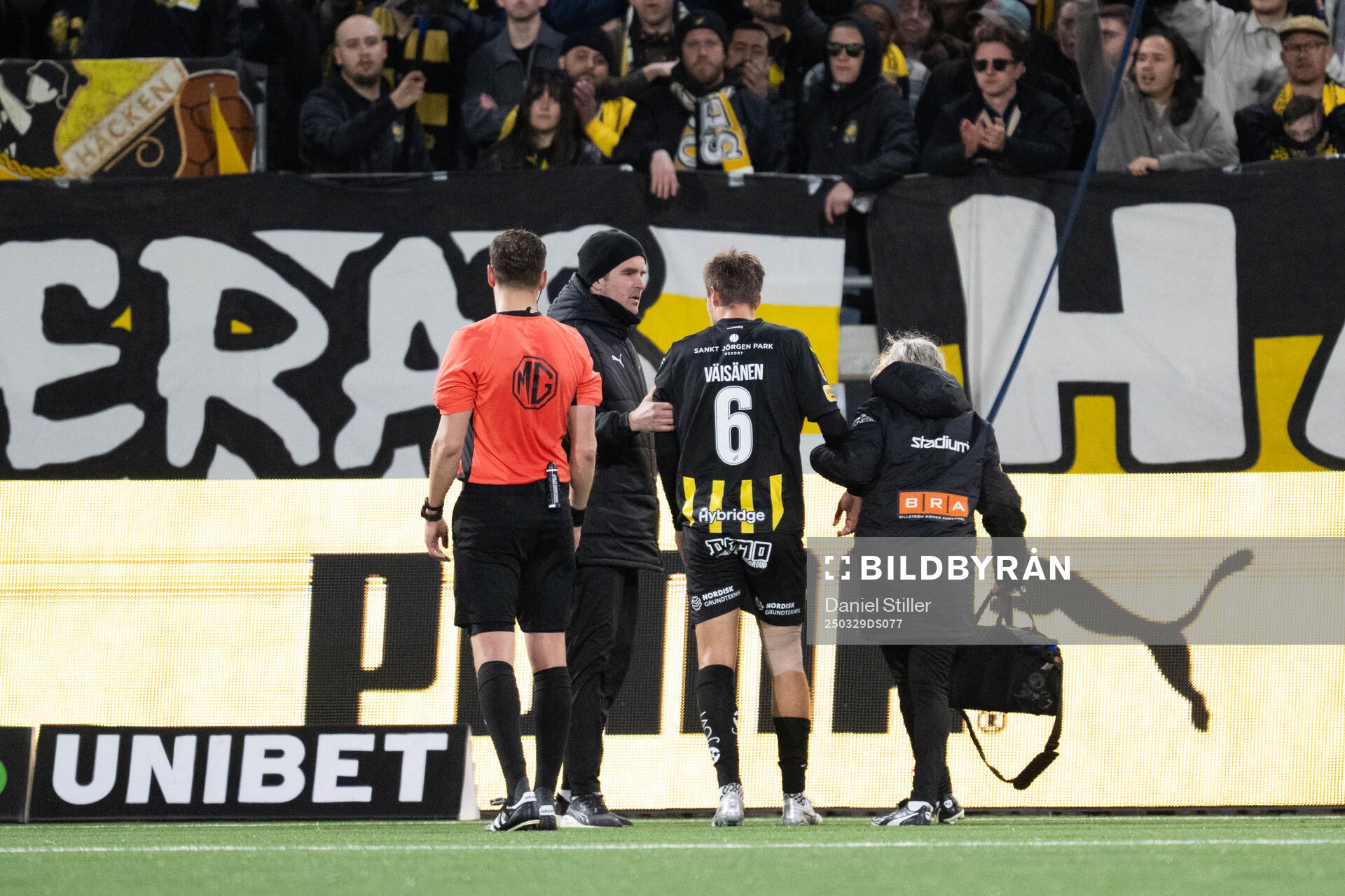Häckens Leo Väisänen utgår skadad under fotbollsmatchen i Allsvenskan mellan Häcken och Brommapojkarna den 29 mars 2025 i Göteborg. 