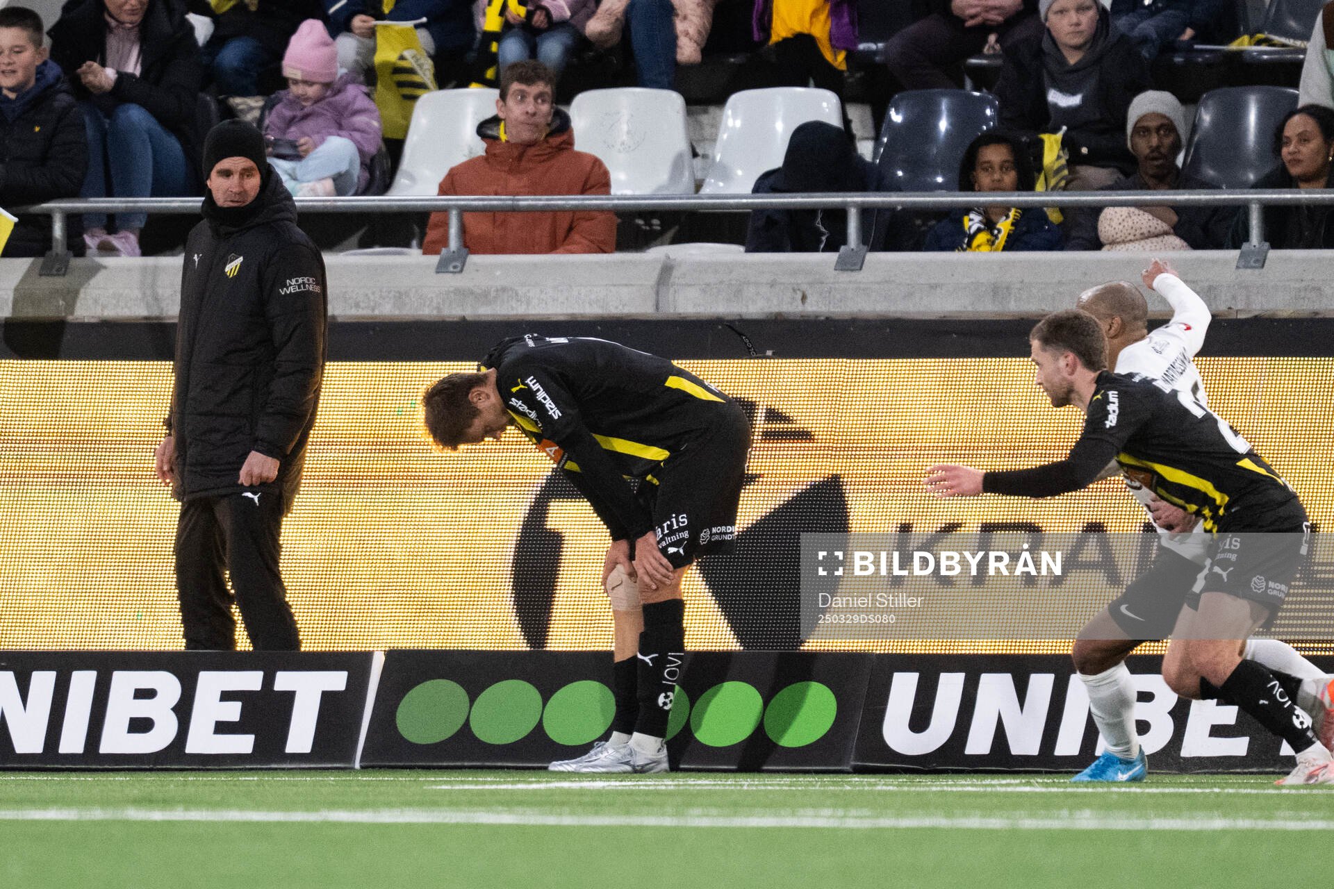 Häckens Leo Väisänen utgår skadad under fotbollsmatchen i Allsvenskan mellan Häcken och Brommapojkarna den 29 mars 2025 i Göteborg. 