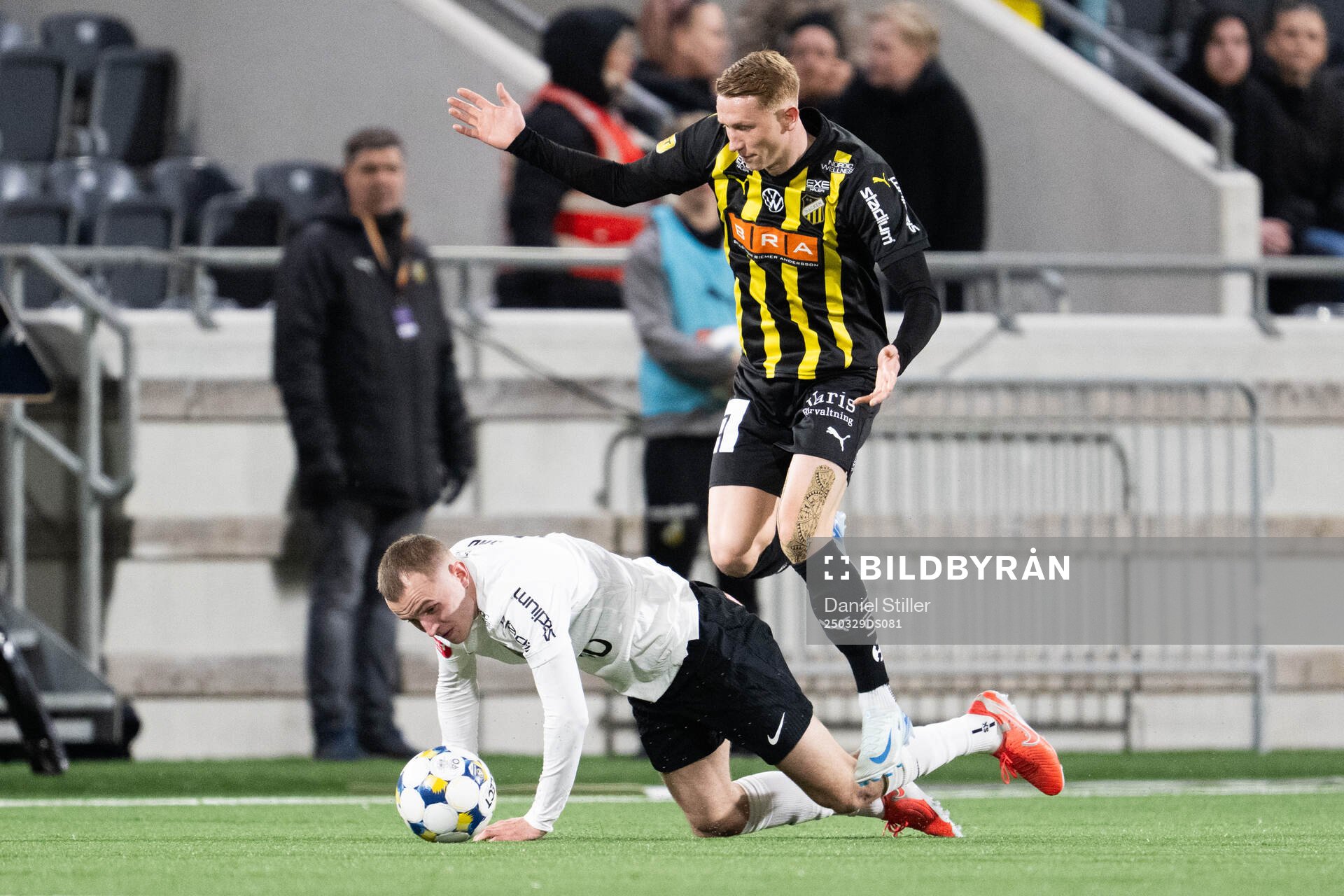 Brommapojkarnas Victor Lind och Häckens Julius Lindberg