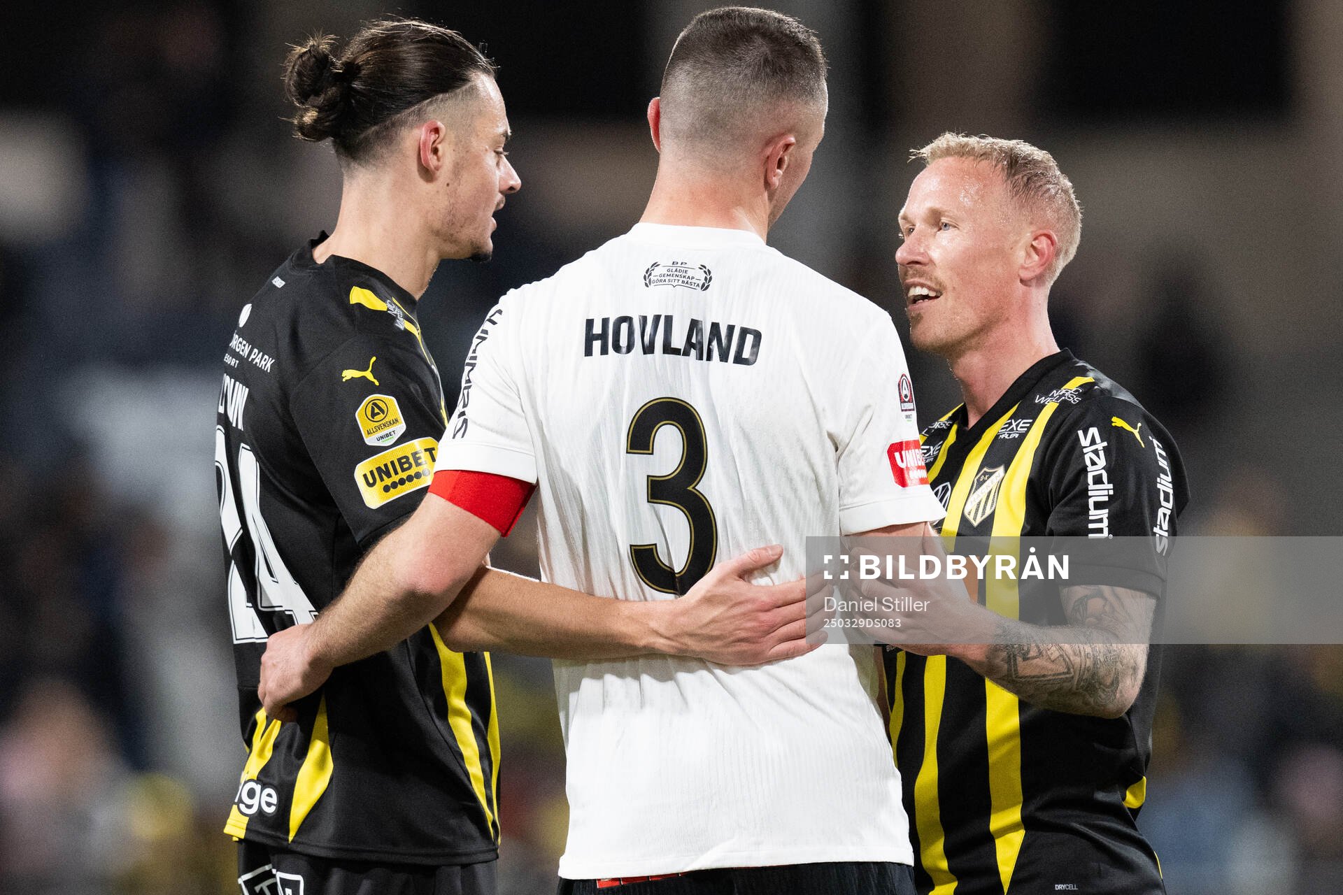 Häckens Amor Layouni och Mikkel Rygaard Jensen  klappar om