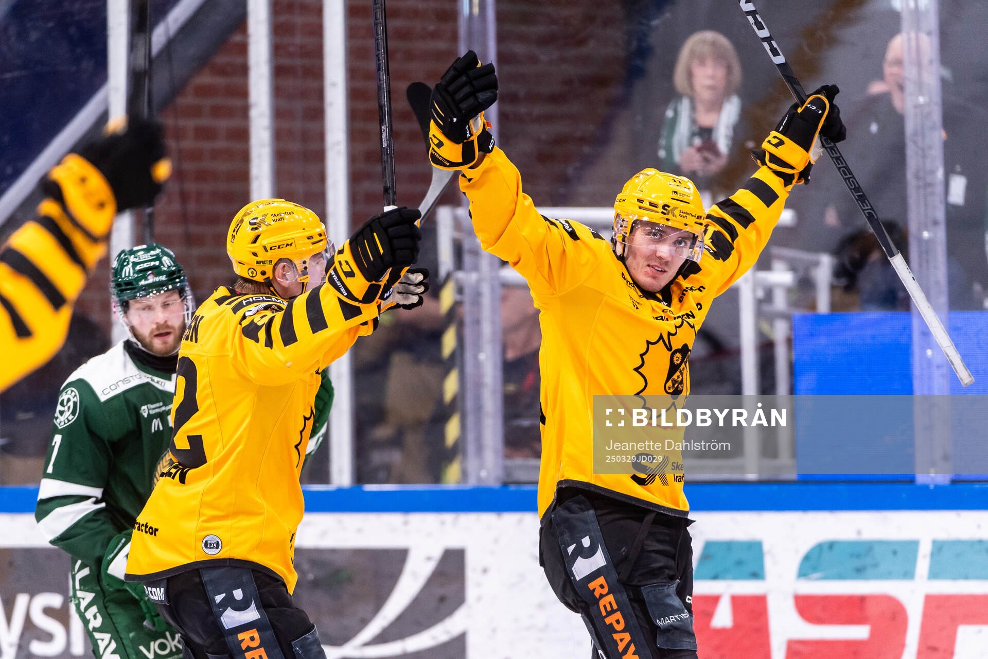 Skellefteås Max Lindholm jublar