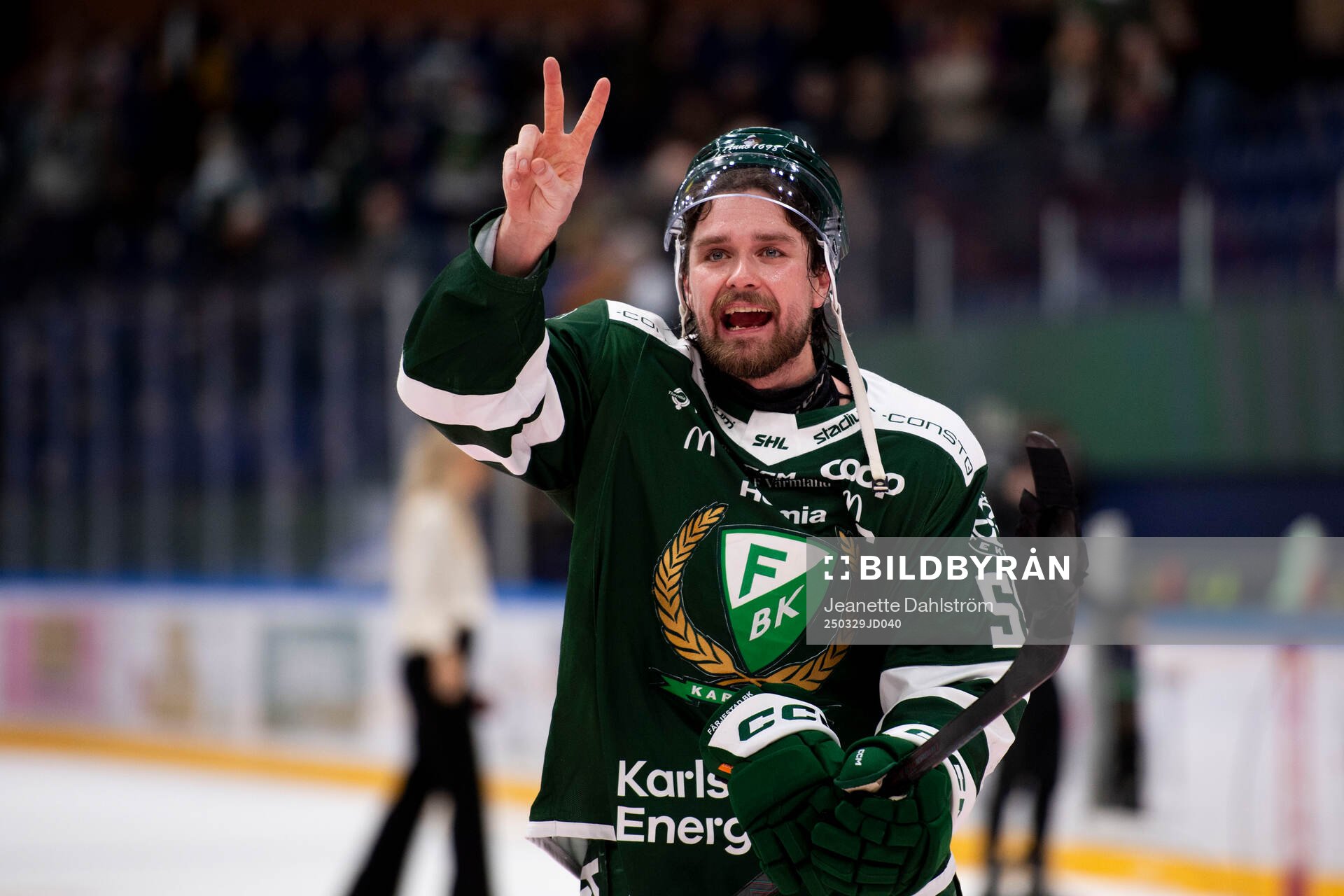 Färjestads Linus Johansson jublar med supportar