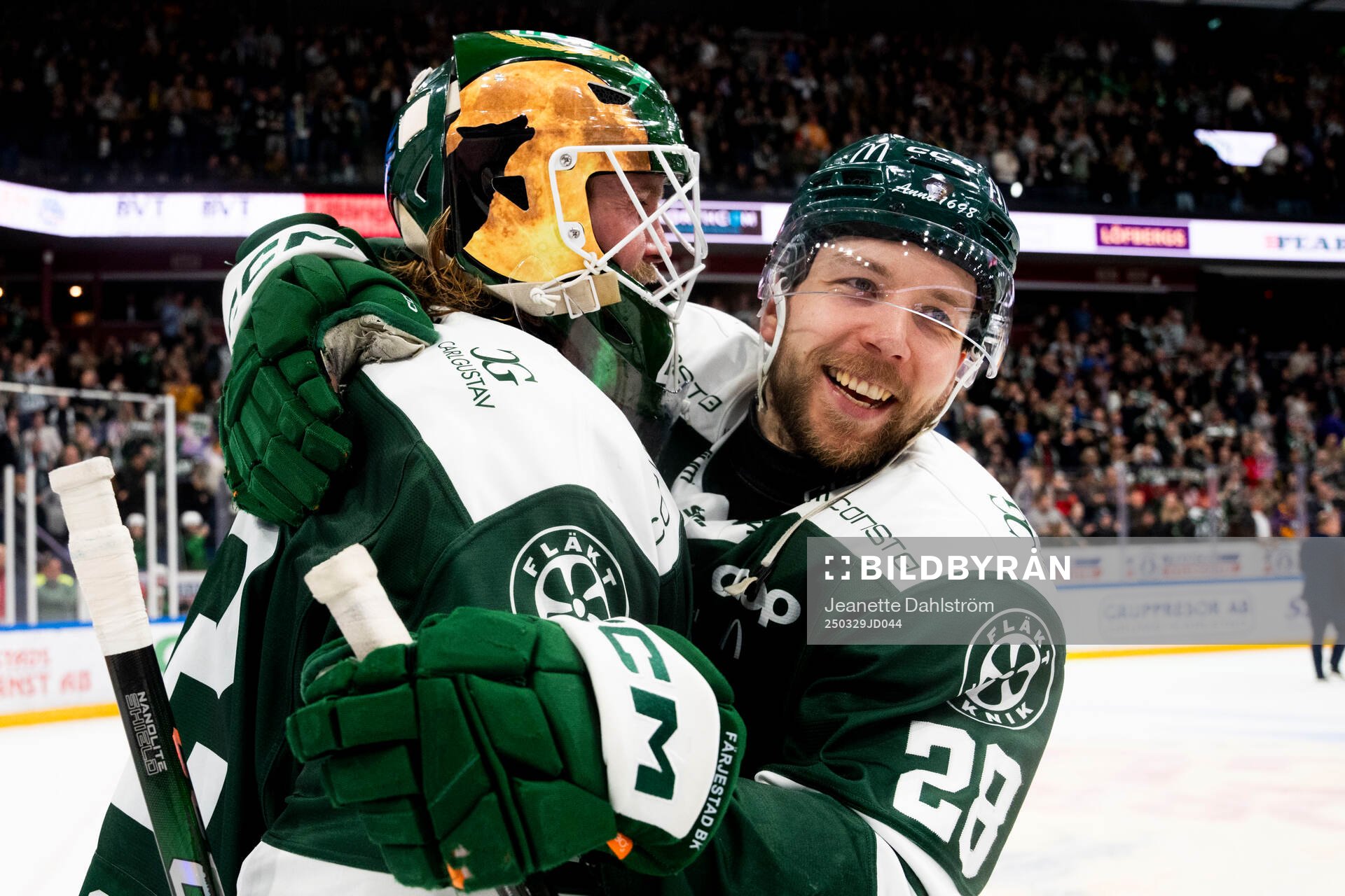 Färjestads målvakt Anders Lindbäck och Emil Alba jublar