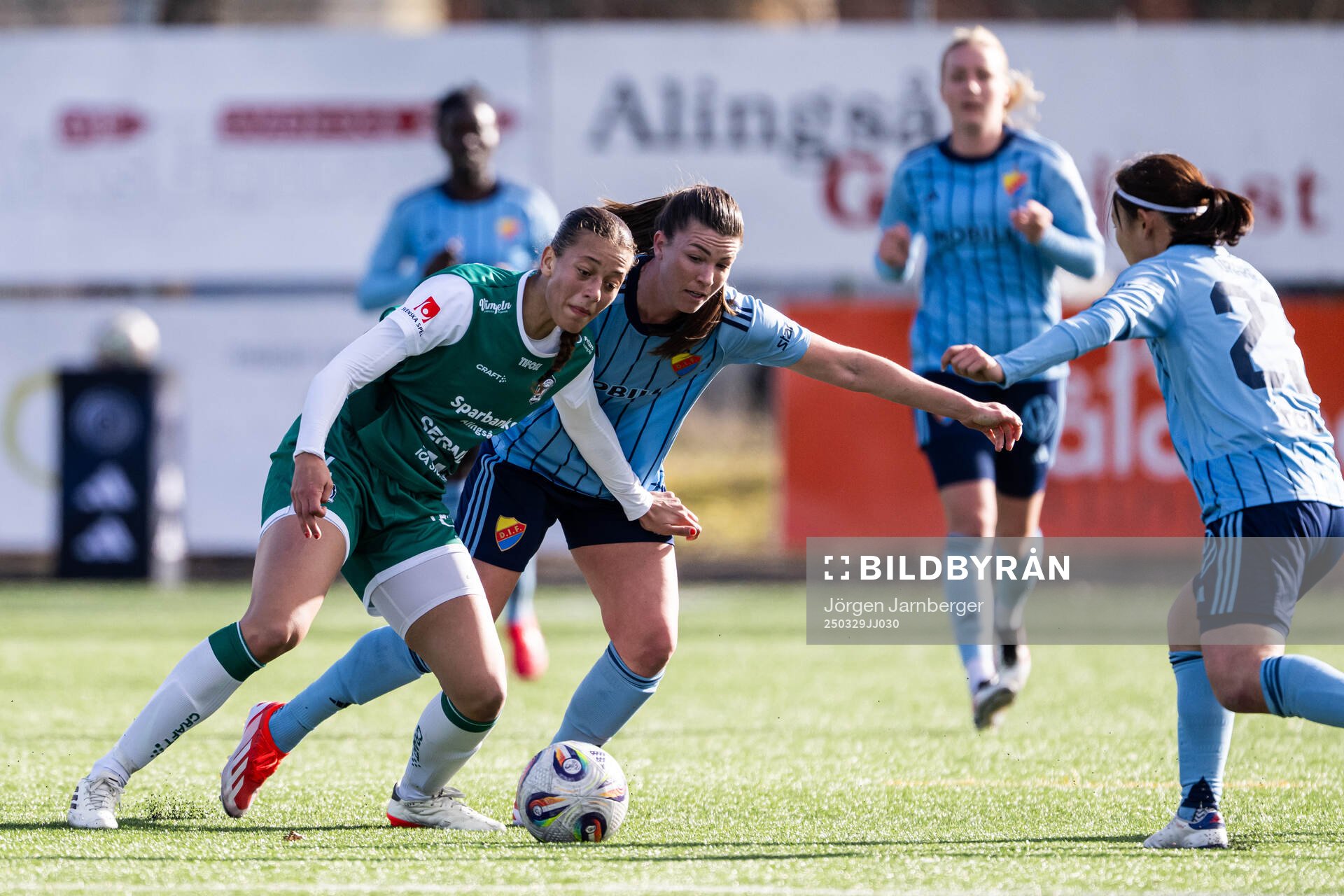 Alingsås Malva Larsson och Djurgårdens Pauline Hammarlund