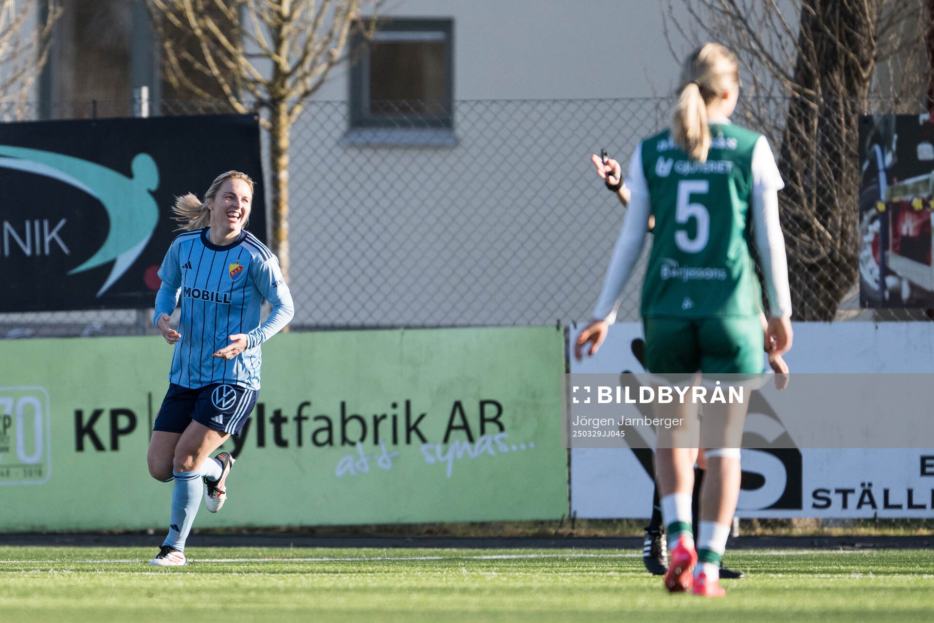 Djurgårdens Mimmi Larsson jublar efter 1-4 målet under fotbollsmatchen i Damallsvenskan mellan Alingsås och Djurgården den 29 mars 2025 i Alingsås.