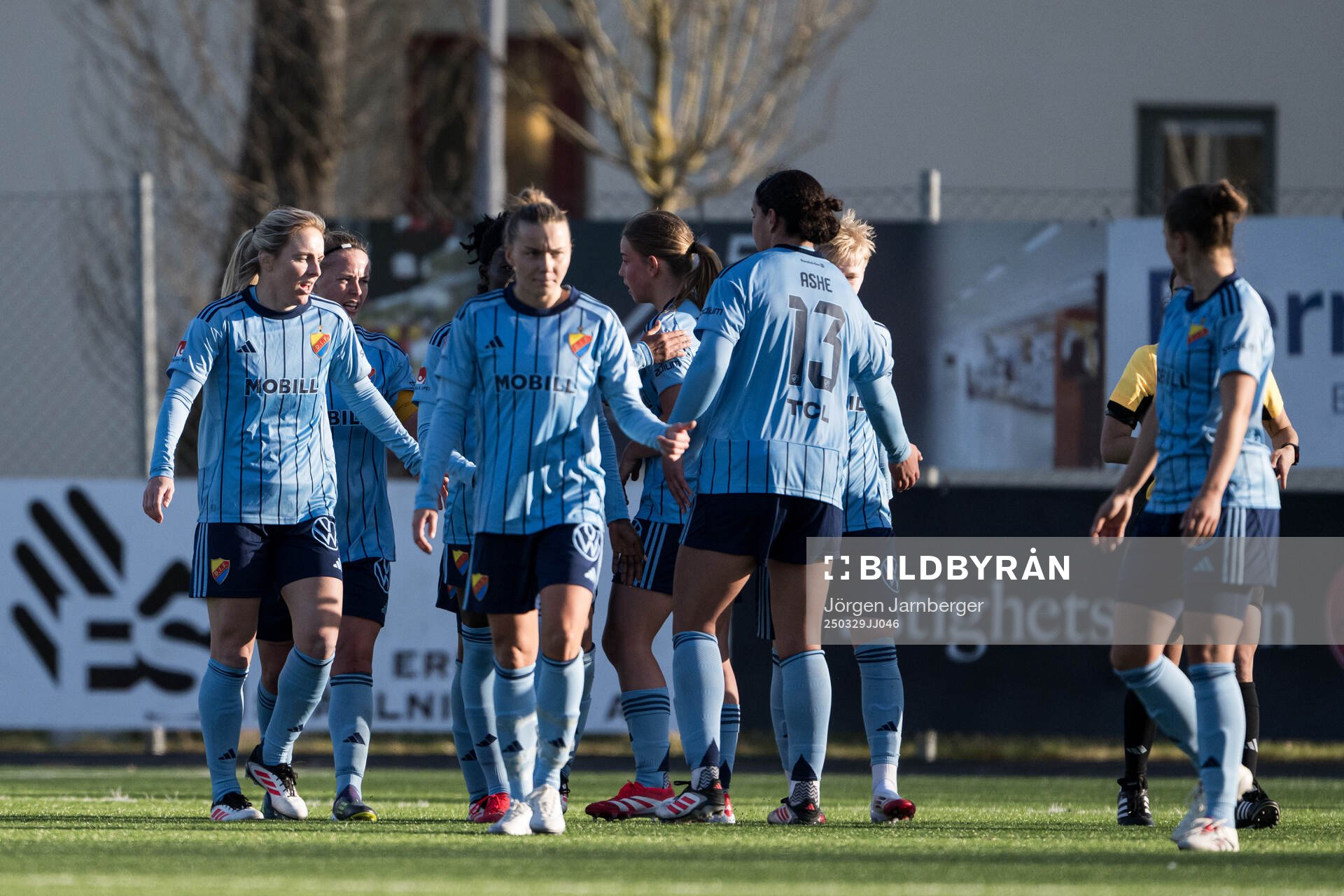 Djurgårdens Mimmi Larsson jublar efter 1-4 målet under fotbollsmatchen i Damallsvenskan mellan Alingsås och Djurgården den 29 mars 2025 i Alingsås.