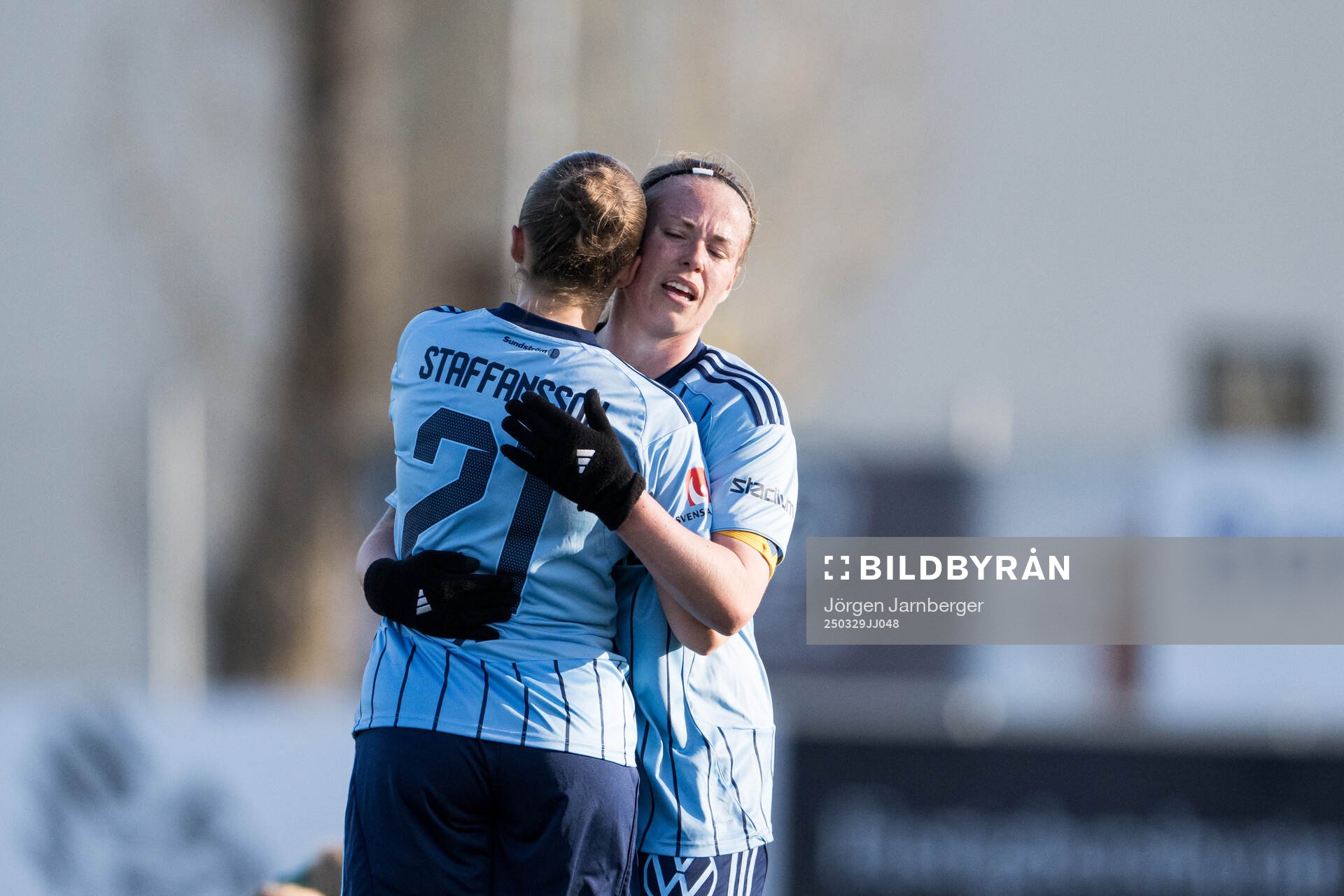 Djurgårdens Meja Staffansson och Therese Åsland jublar efter fotbollsmatchen i Damallsvenskan mellan Alingsås och Djurgården den 29 mars 2025 i Alingsås.