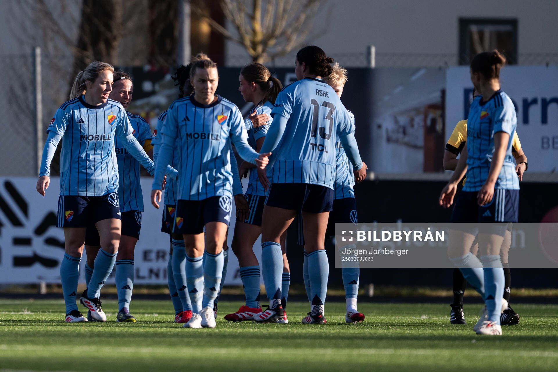Djurgårdens Mimmi Larsson jublar med lagkamraterna