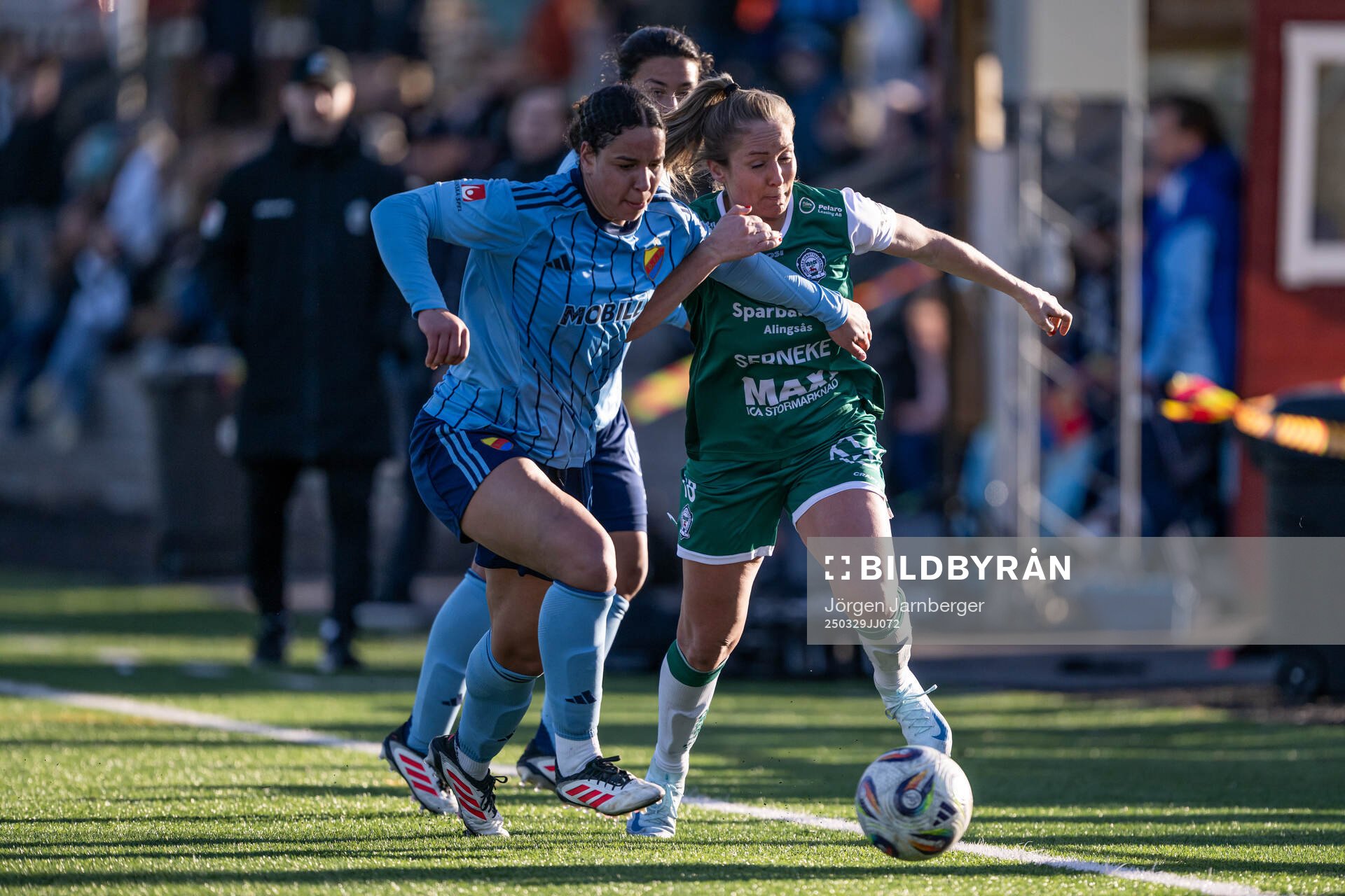 Djurgårdens Camille Ashe och Alingsås Karin Lundin under fotbollsmatchen i Damallsvenskan mellan Alingsås och Djurgården den 29 mars 2025 i Alingsås.