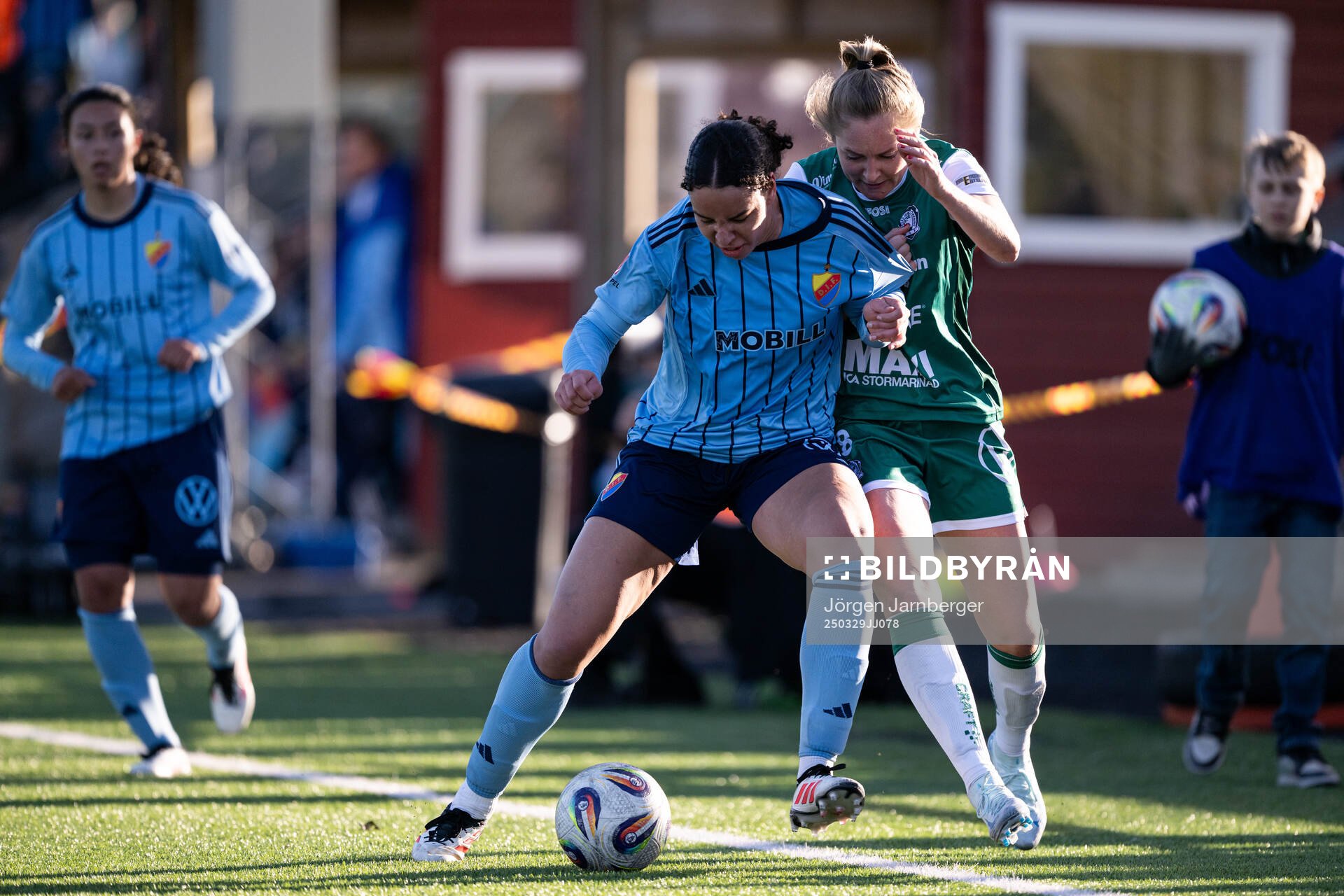 Djurgårdens Camille Ashe och Alingsås Karin Lundin under fotbollsmatchen i Damallsvenskan mellan Alingsås och Djurgården den 29 mars 2025 i Alingsås.